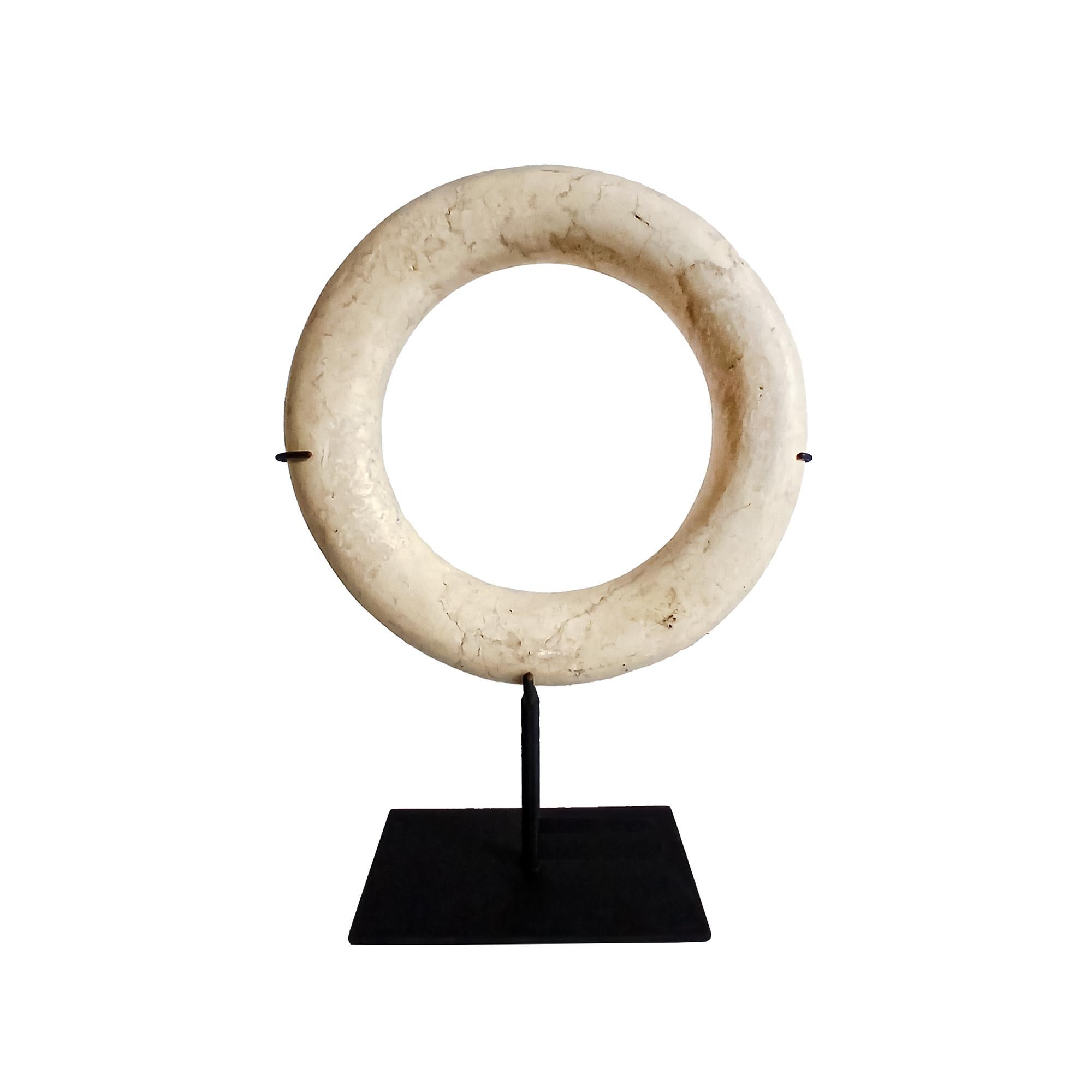 Organico moderno Scultura ad anello in marmo su supporto in vendita