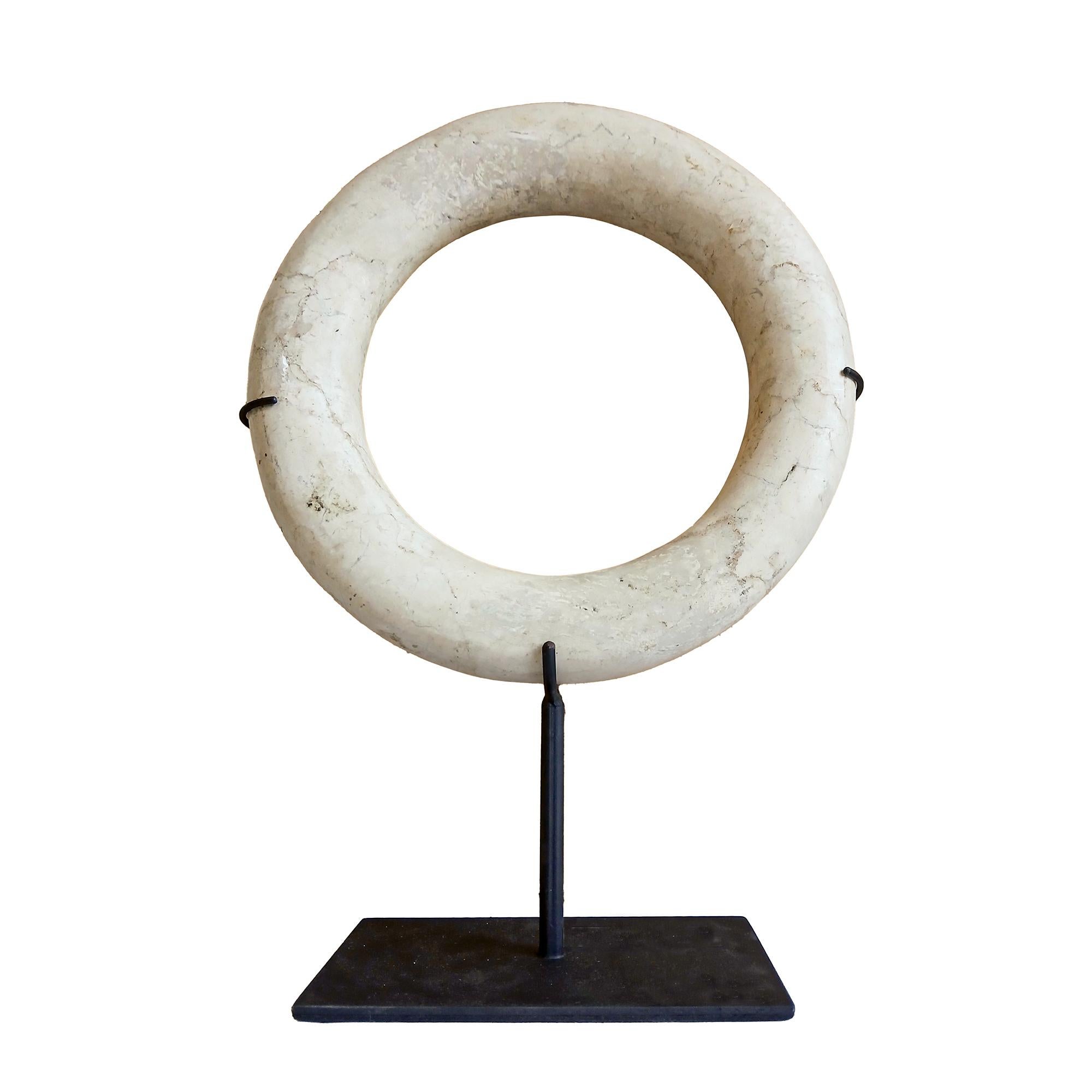 Indonesiano Scultura ad anello in marmo su supporto in vendita