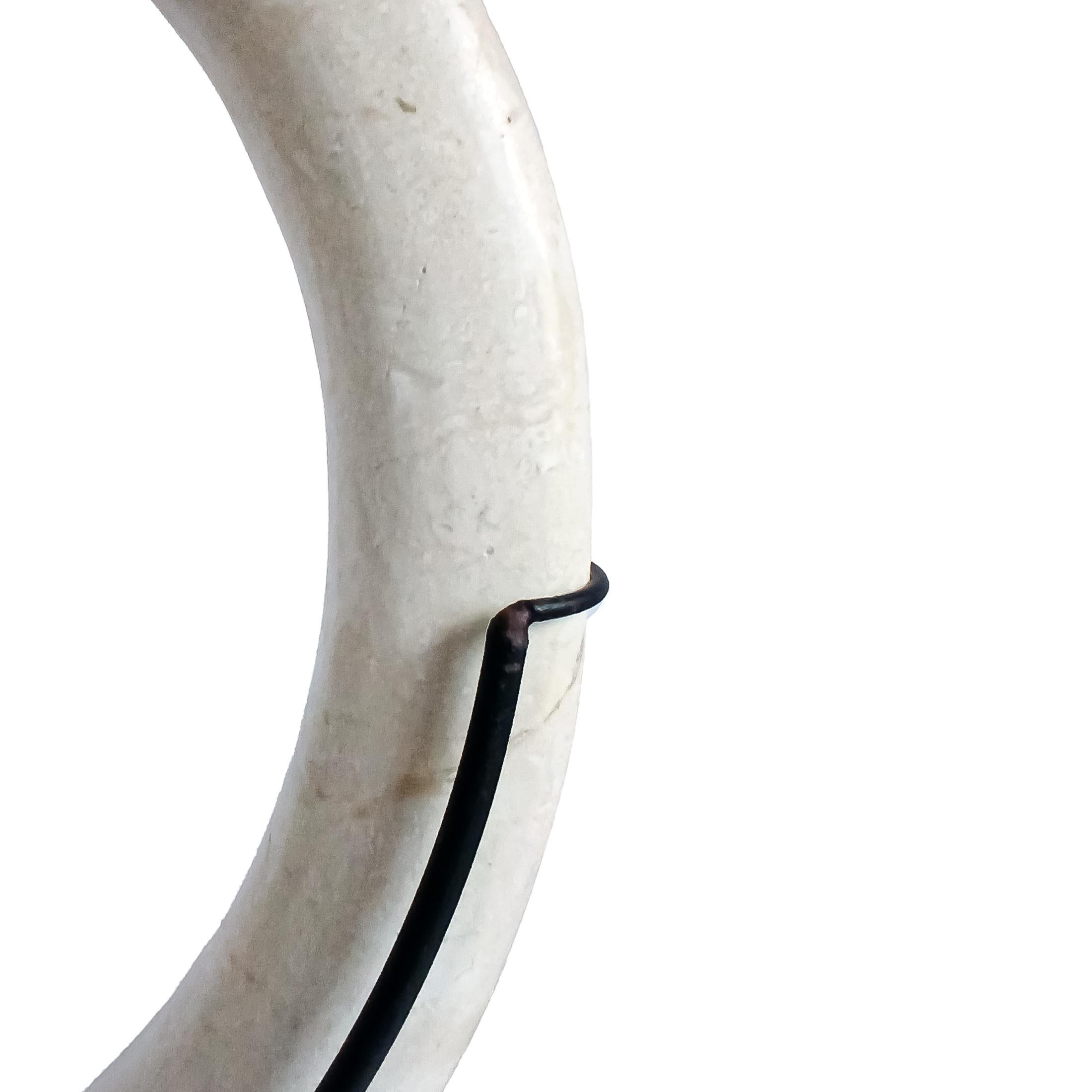 Marmo Scultura ad anello in marmo su supporto in vendita