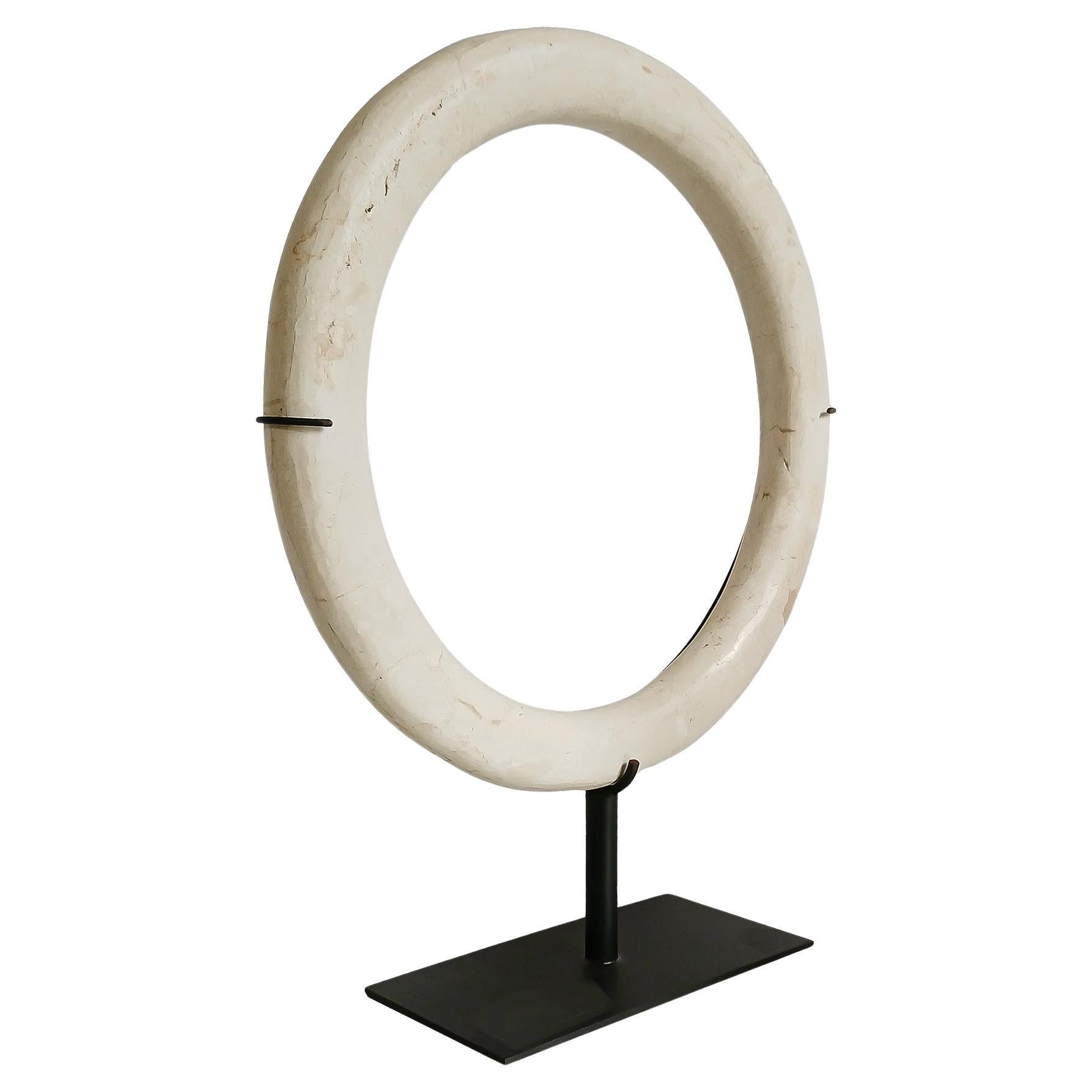 Scultura ad anello in marmo su supporto in vendita