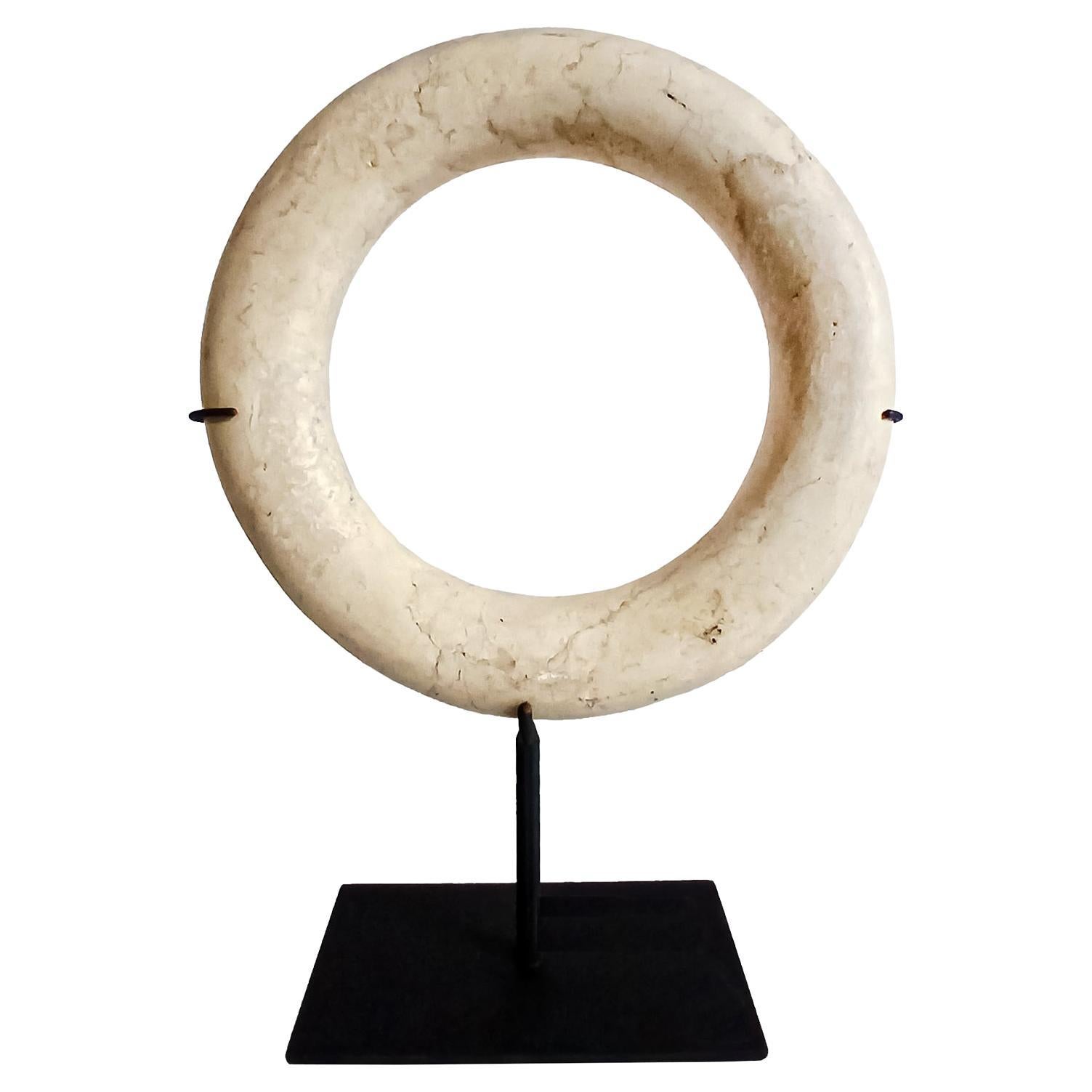 Scultura ad anello in marmo su supporto