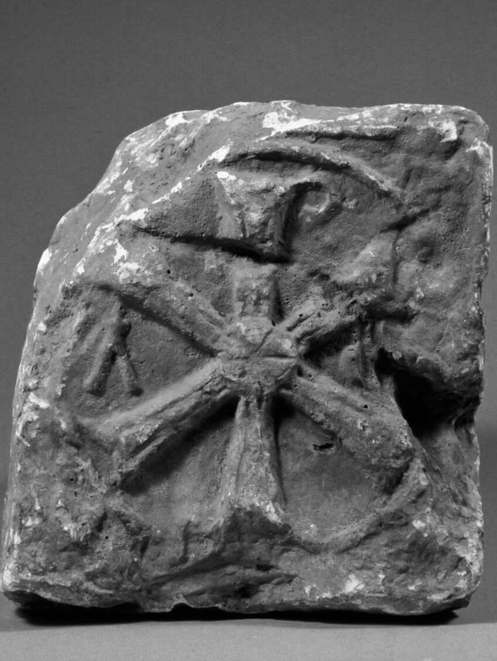 römisches Relief eines Christogramms aus Marmor (Geschnitzt) im Angebot