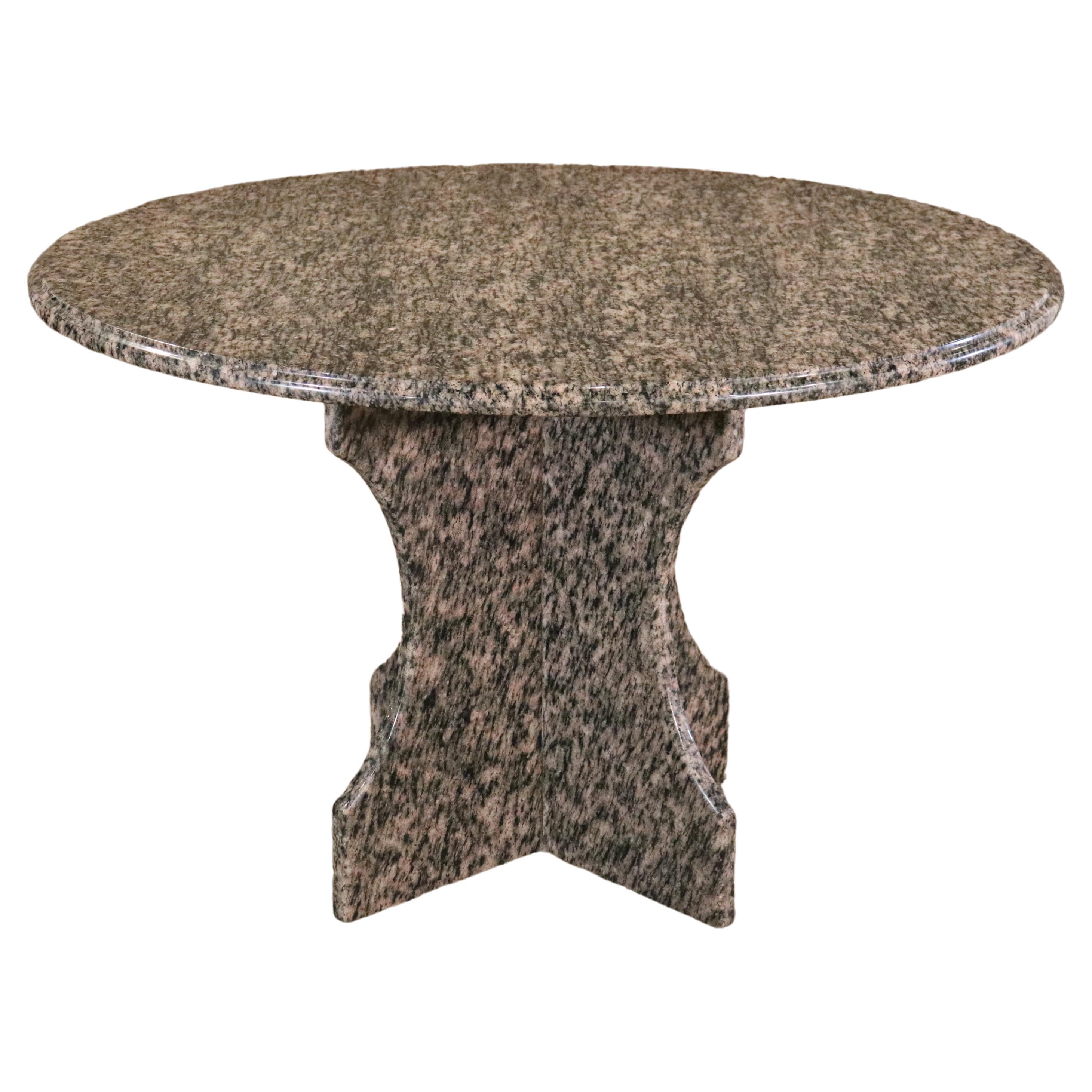 Esstisch mit runder Marmorplatte