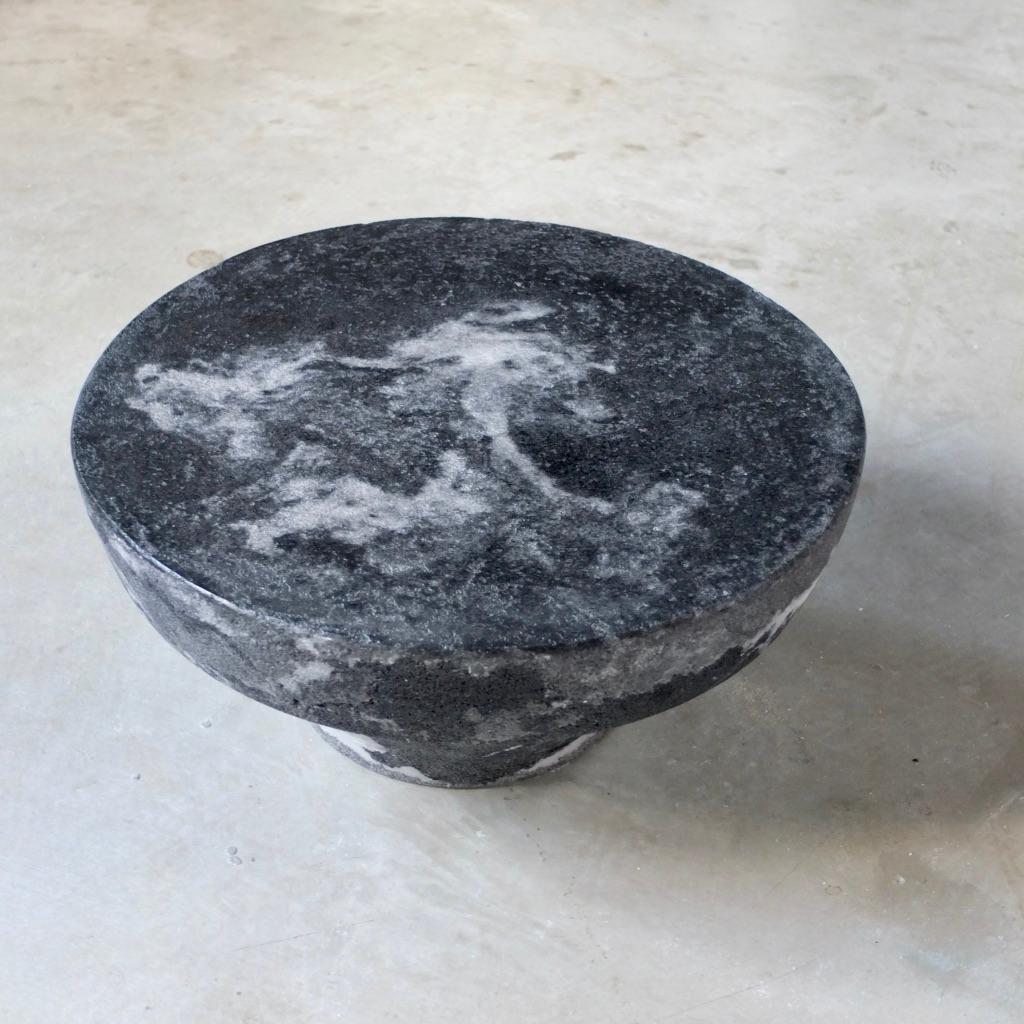 Taburete de mármol con sal para meditar de Roxane Lahidji Moderno en venta