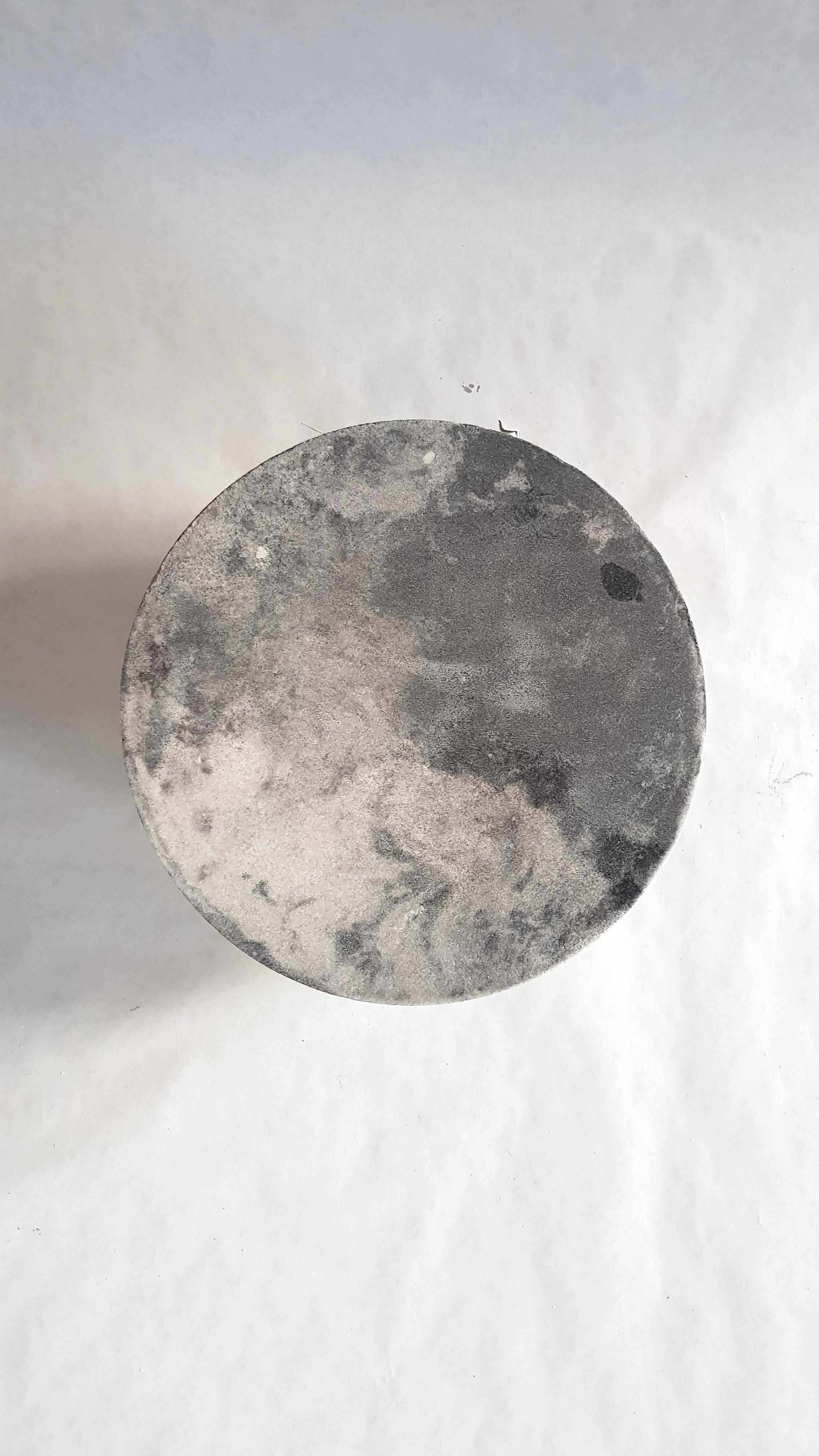 Tabouret de méditation en marbre Salt de Roxane Lahidji en vente 1