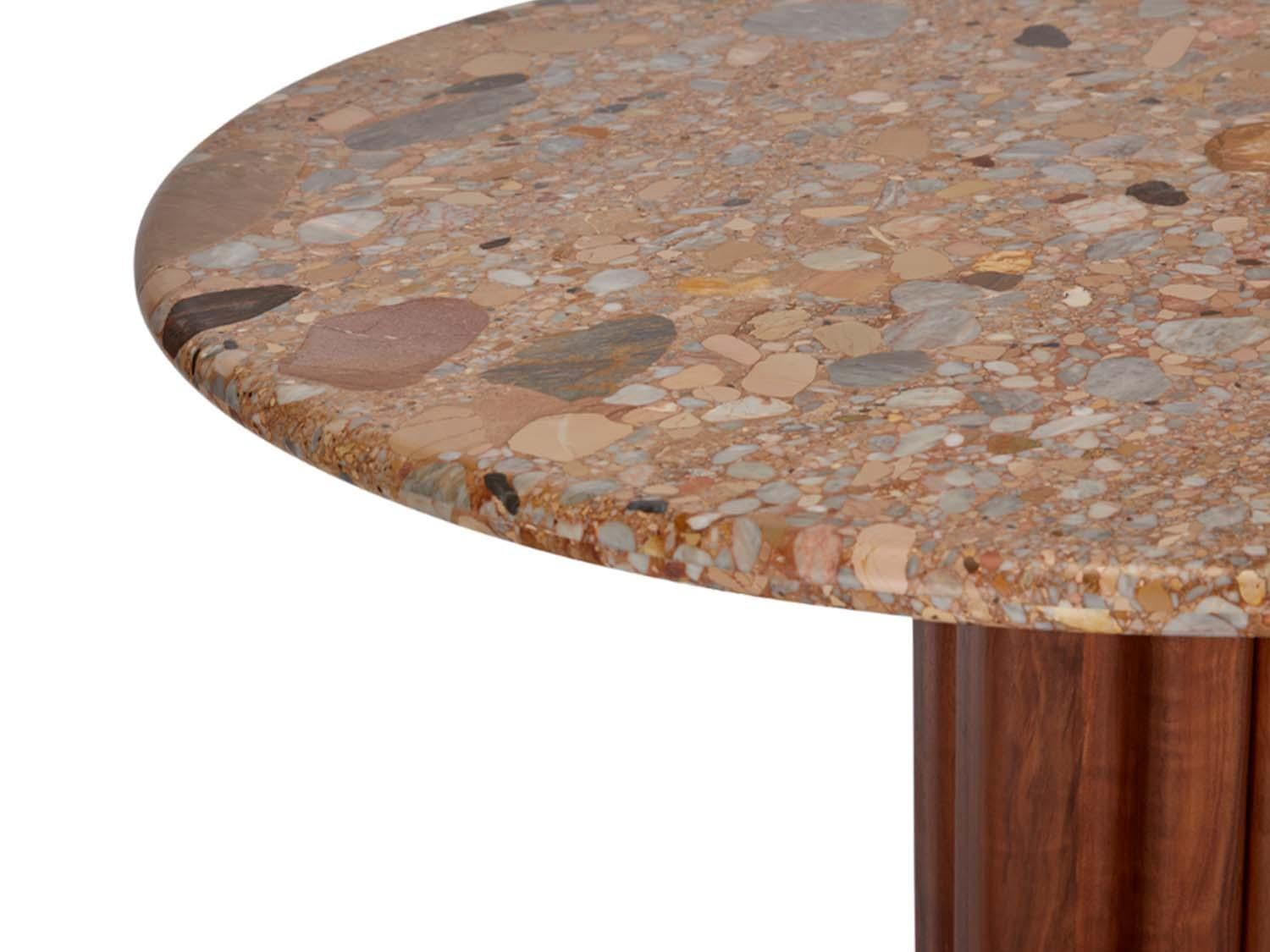 La table de salle à manger ronde à piédestal San Rafael se caractérise par une base cannelée sculptée à la main et un plateau en pierre bullnose élégante.

 La collection Lawson-Fenning est conçue et fabriquée à la main à Los Angeles, en Californie.
