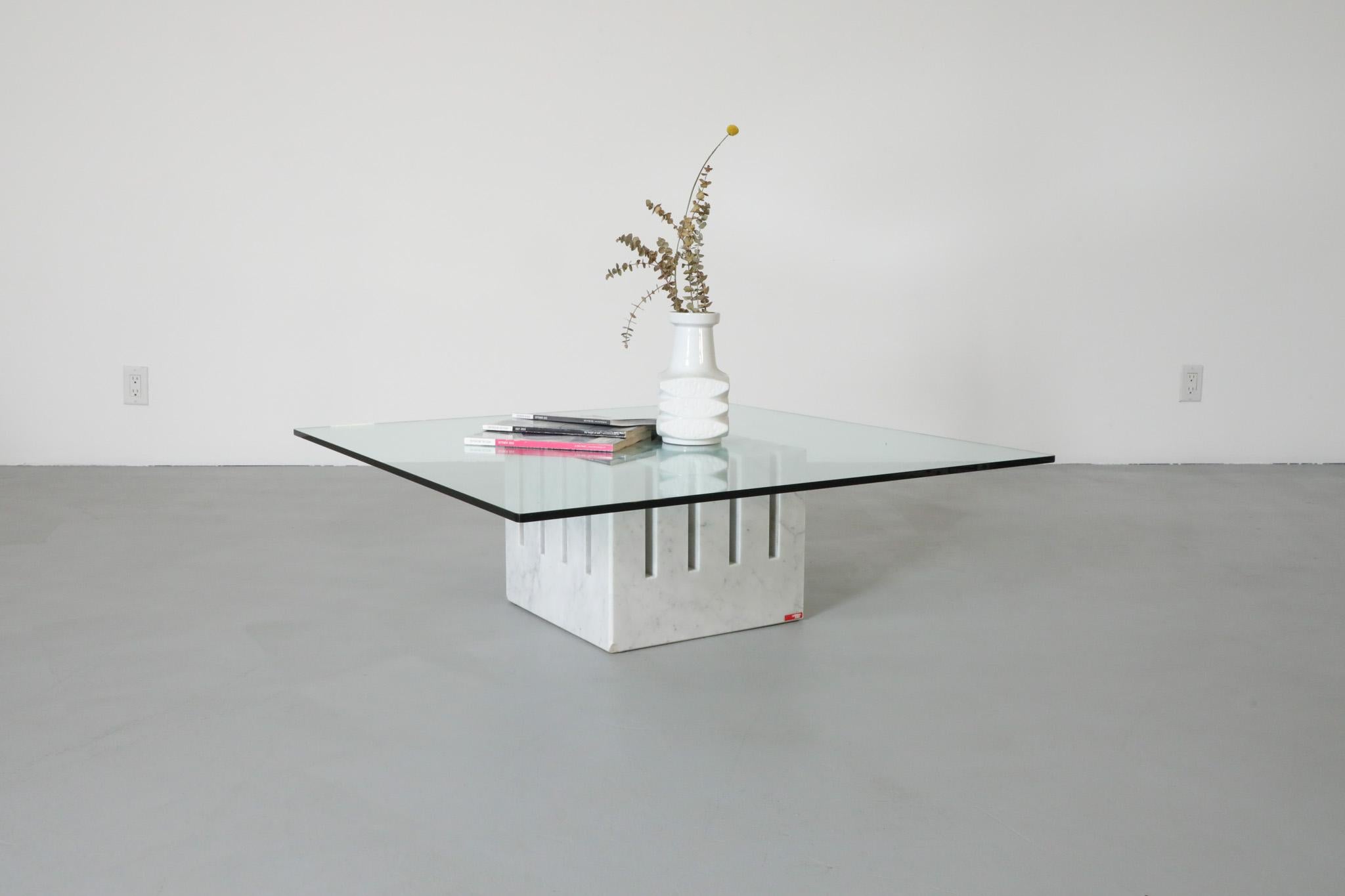 1986 Table basse 'Scacco' de Philip Jackson pour Cattelan Italia. Cette table carrée possède une base en marbre sculptée de manière architecturale avec un plateau en verre transparent, donnant de la visibilité au design de la base en marbre. En état