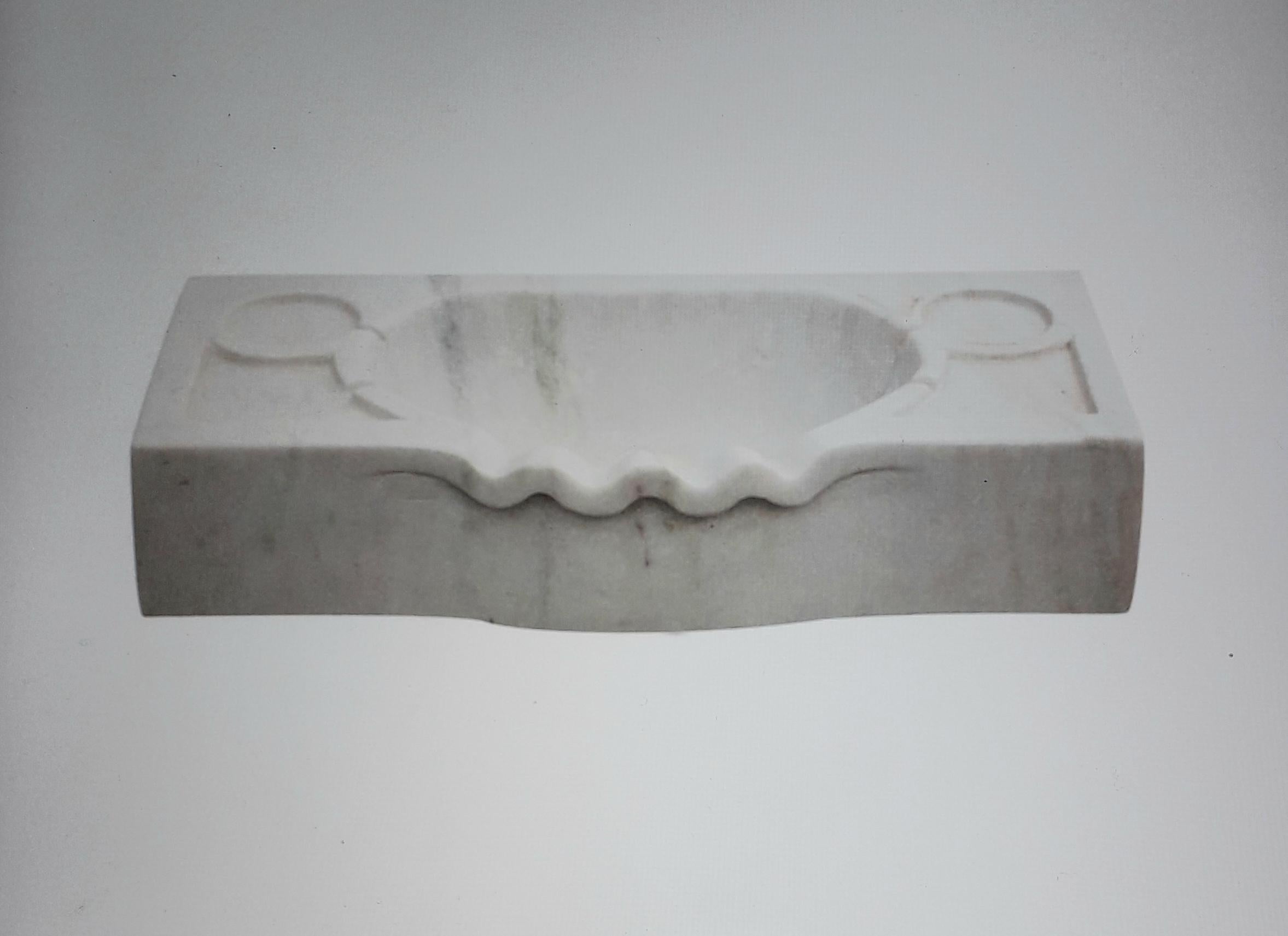 Classical Italian scalloped sink basin cut from one single block of Carrara marble.
Ideal in or outside decorative feature.

Custom sizes available as last image of a 24