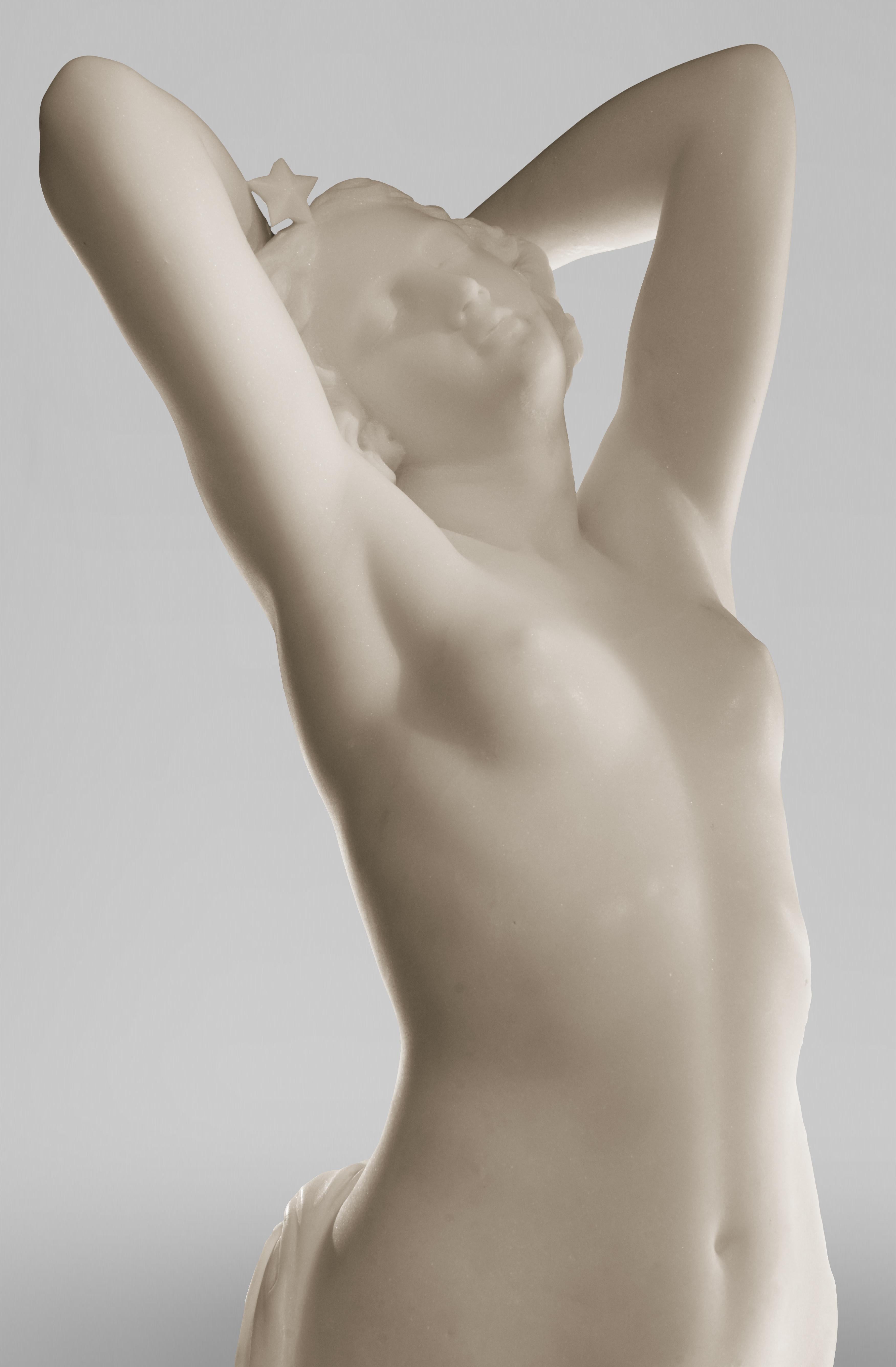 Cette étonnante sculpture en marbre de Carrare a été réalisée vers 1850 par le sculpteur français Joseph Michele Pollet, d'après l'un de ses modèles en plâtre présenté au Salon de Paris en 1848. Il s'agit d'une statue en ronde-bosse intitulée Une