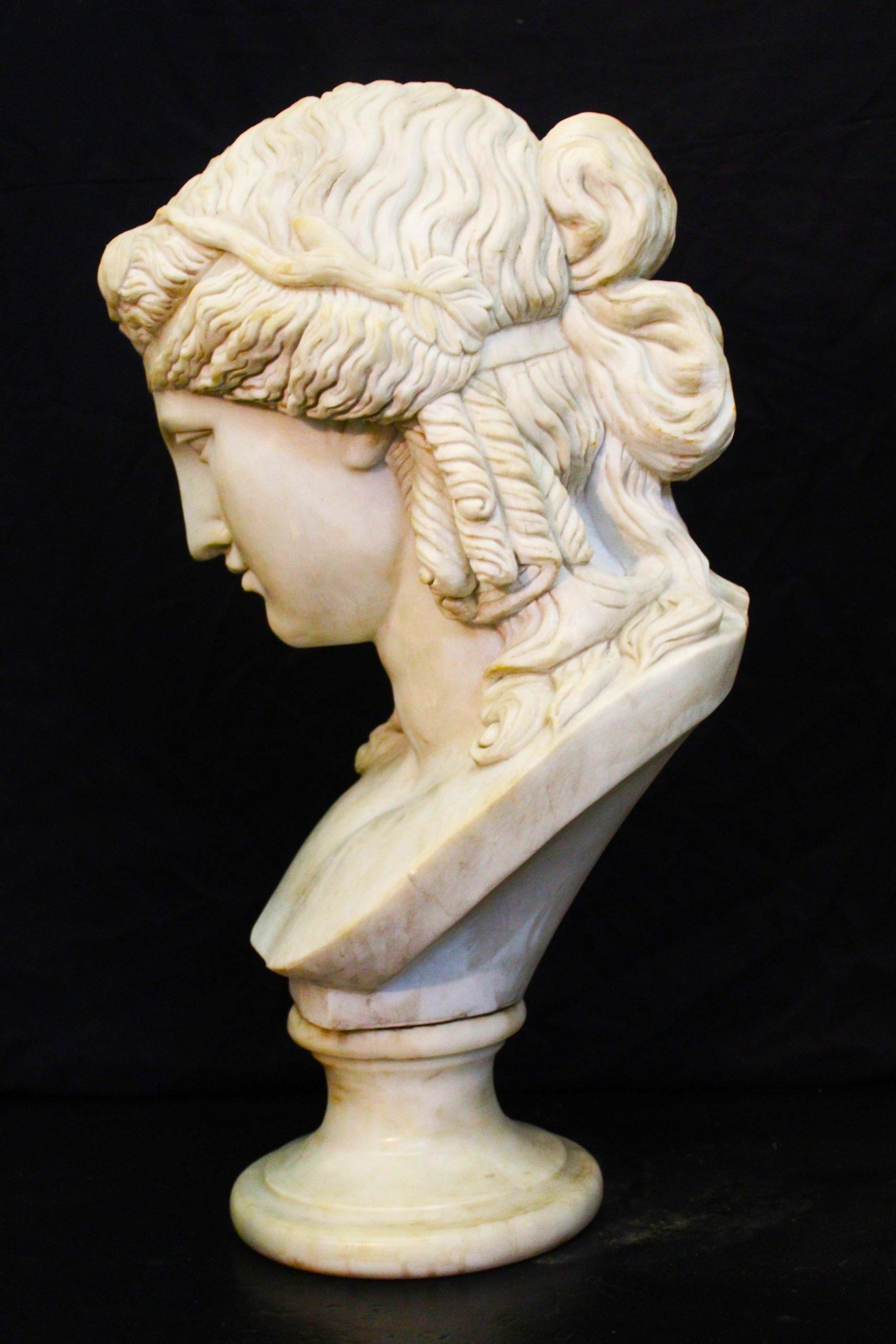 20ième siècle Buste de Dionysos en sculpture de marbre, buste en marbre de Carrare, sculpture en marbre en vente