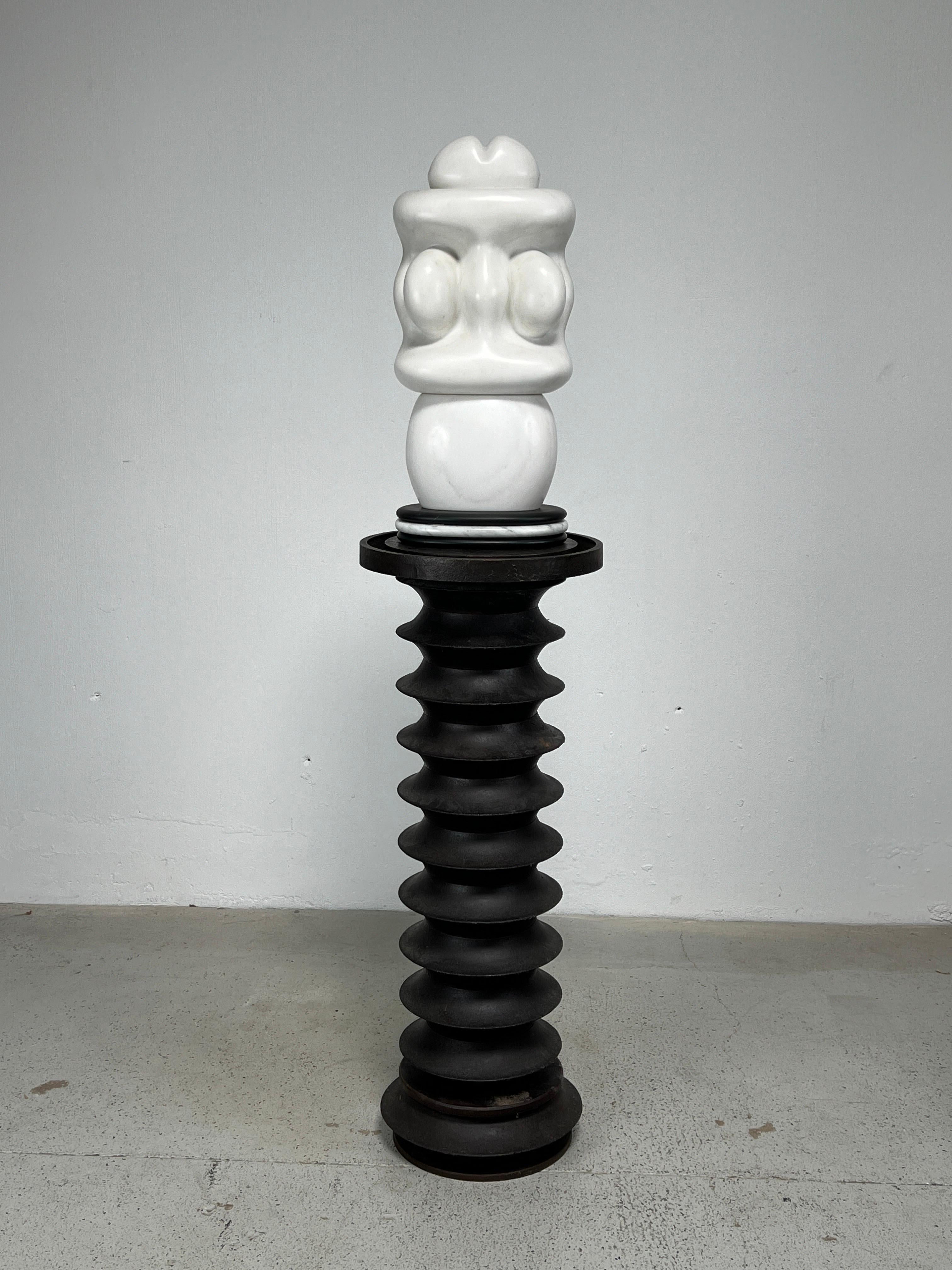 Scolpita dallo scultore dell'Ohio Charles Herndon, i contorni morbidi di questa scultura in due pezzi creano una dichiarazione calma e organica in tre dimensioni. Il piedistallo è disponibile separatamente. 


