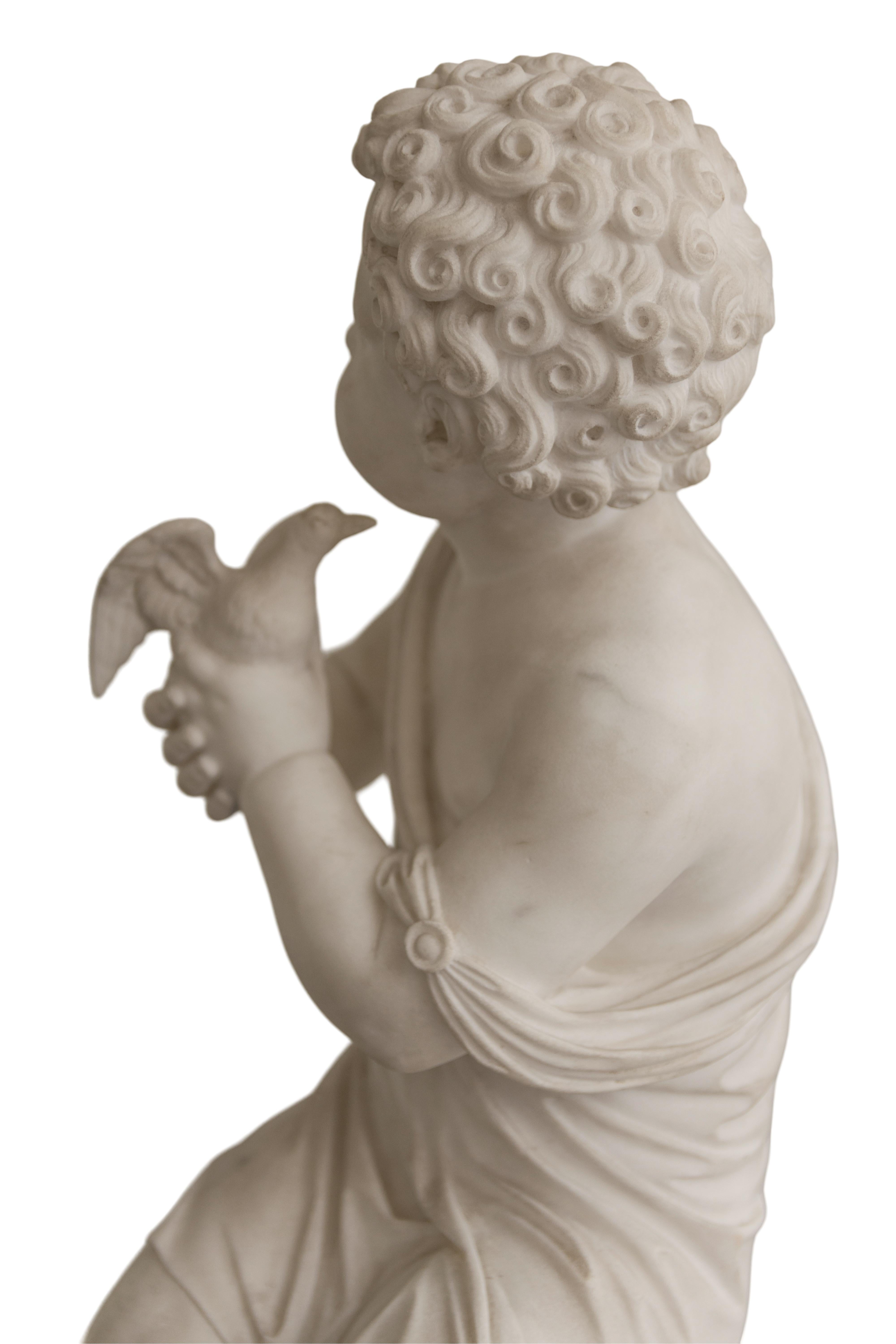 Sculpture en marbre de Carrare de Joseph Gott (1786-1860) représentant un jeune garçon portant une toge et tenant un pingeon.
Il a travaillé à Rome, connu pour ses sculptures sensibles d'enfants et d'animaux.
Taille 64cm 
(ailes de pingeon