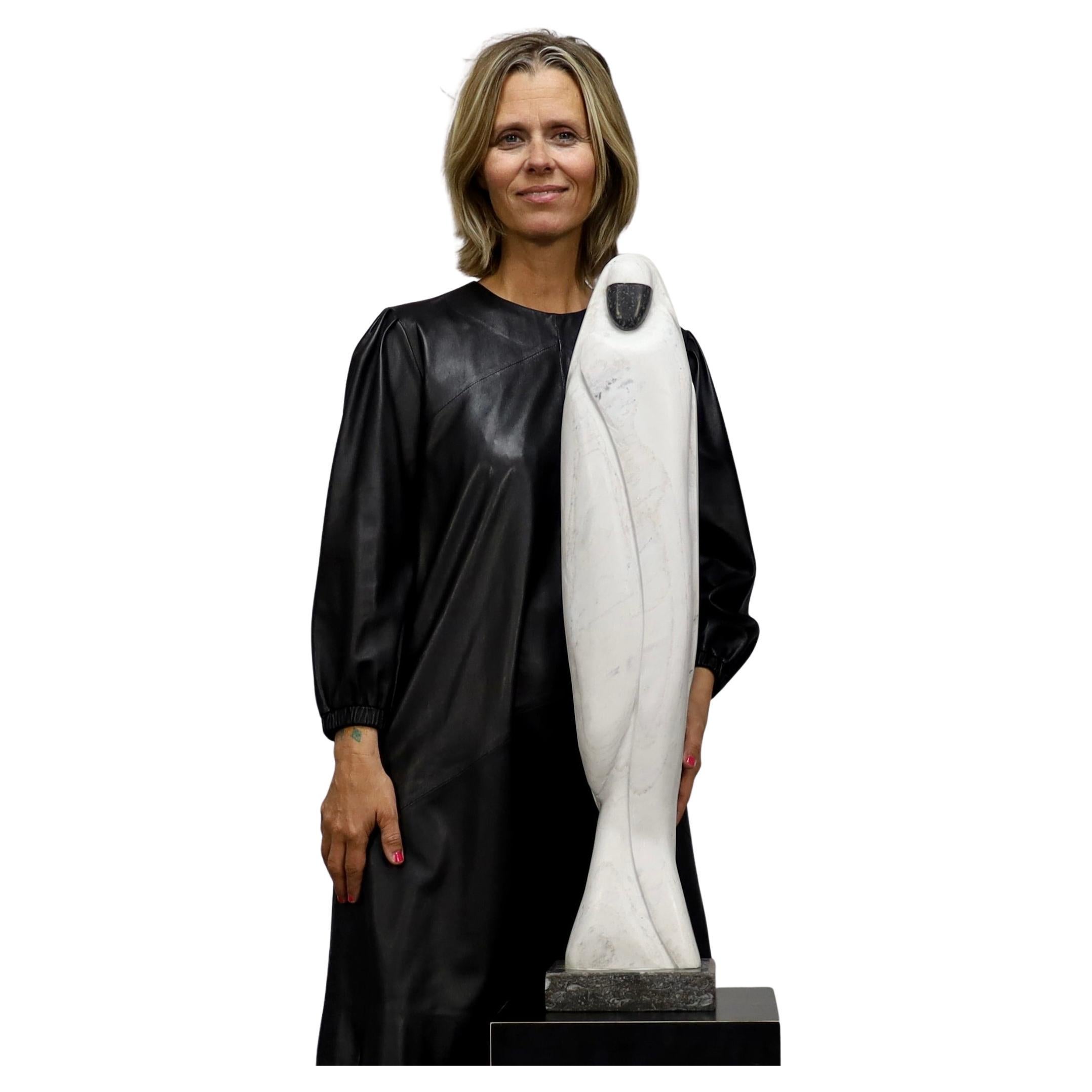 Paul Simons
Femme de l'Est, années 1980
Base en marbre et en pierre
Hauteur 81 cm

Composition verticale en marbre blanc avec incrustation de pierre foncée. La figure abstraite et masquée évoque le silence et l'introspection. Fortement linéaire,