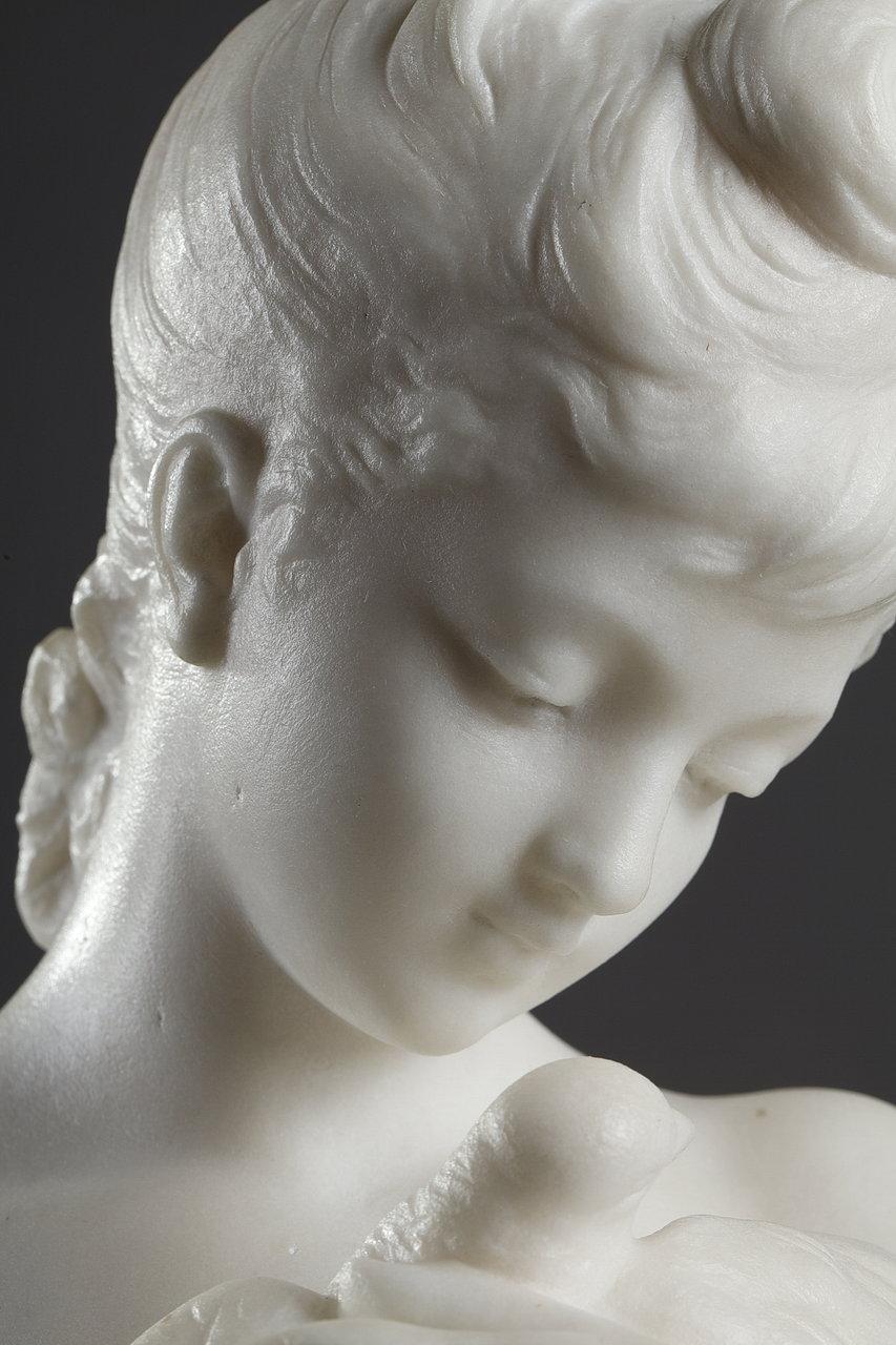 Sculpture en marbre appelée « Jeune femme avec une colombe » et signée Hippolyte Moreau 2