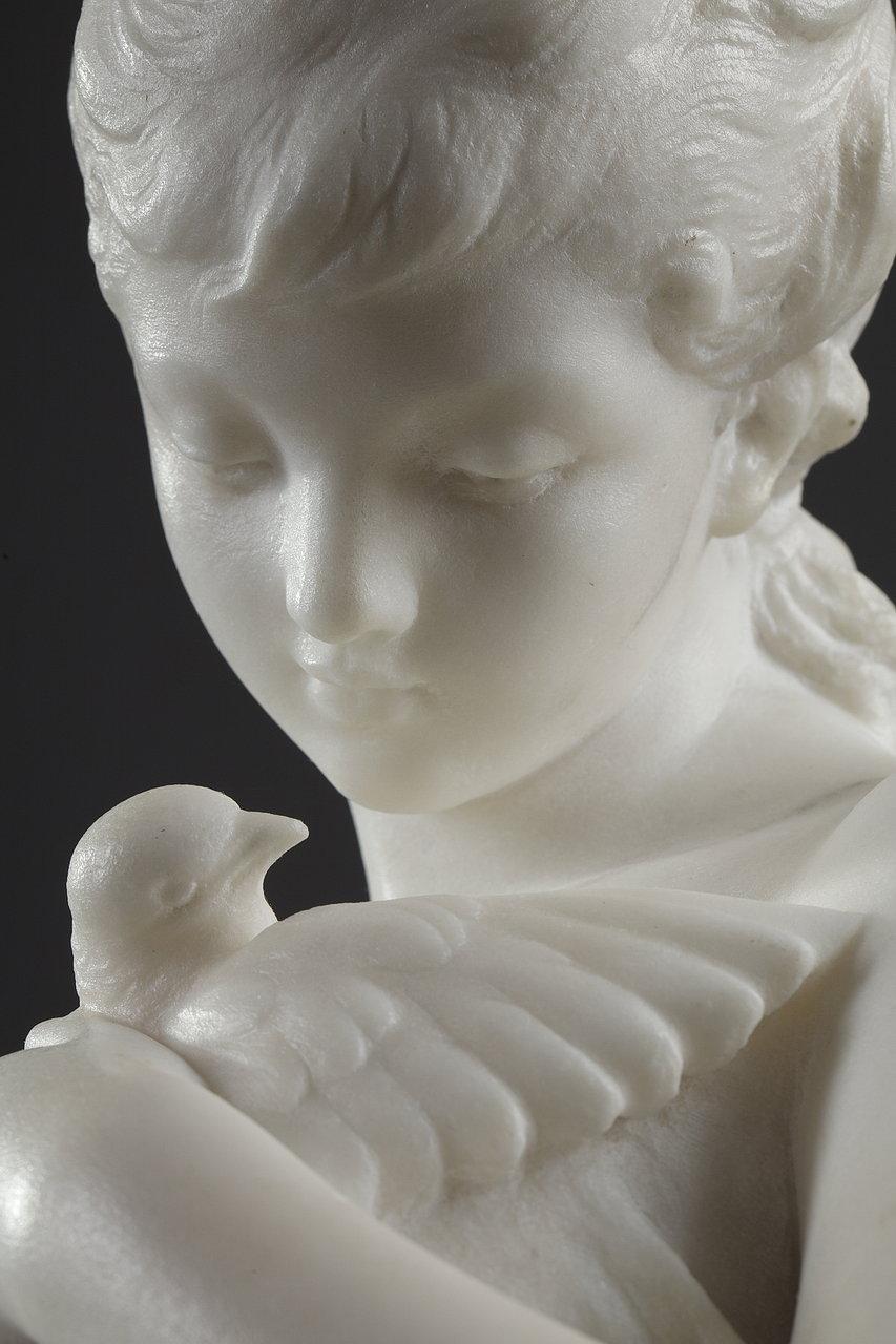 Sculpture en marbre appelée « Jeune femme avec une colombe » et signée Hippolyte Moreau 3