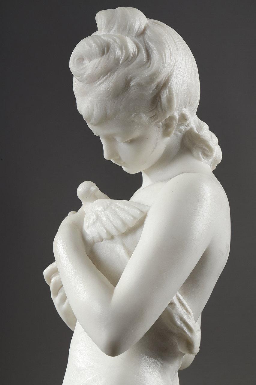 Sculpture en marbre appelée « Jeune femme avec une colombe » et signée Hippolyte Moreau 4
