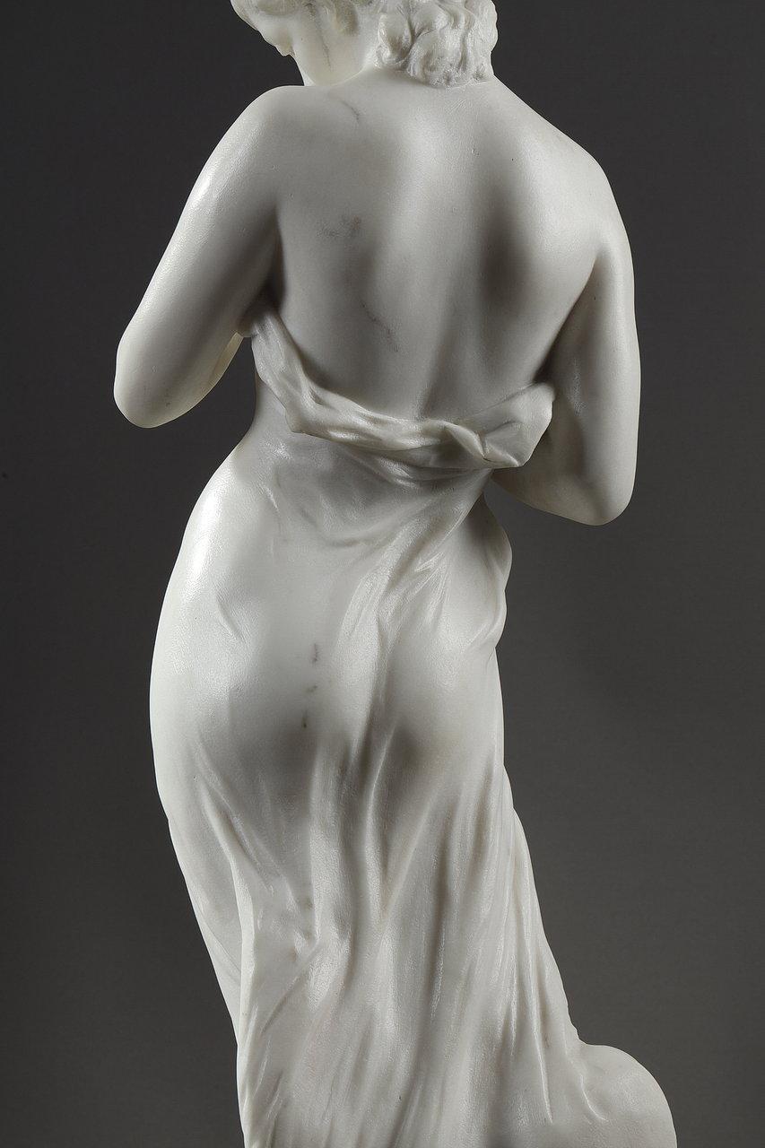 Sculpture en marbre appelée « Jeune femme avec une colombe » et signée Hippolyte Moreau 6