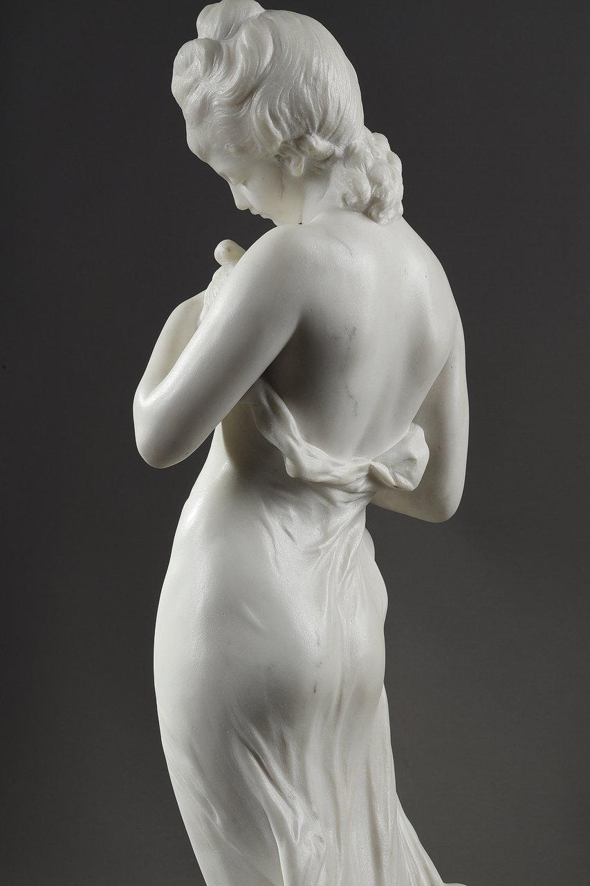 Sculpture en marbre appelée « Jeune femme avec une colombe » et signée Hippolyte Moreau 7