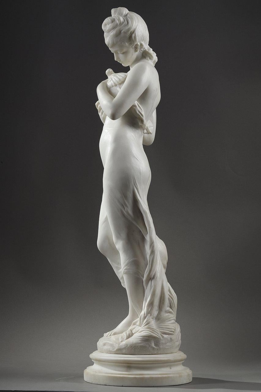 Français Sculpture en marbre appelée « Jeune femme avec une colombe » et signée Hippolyte Moreau