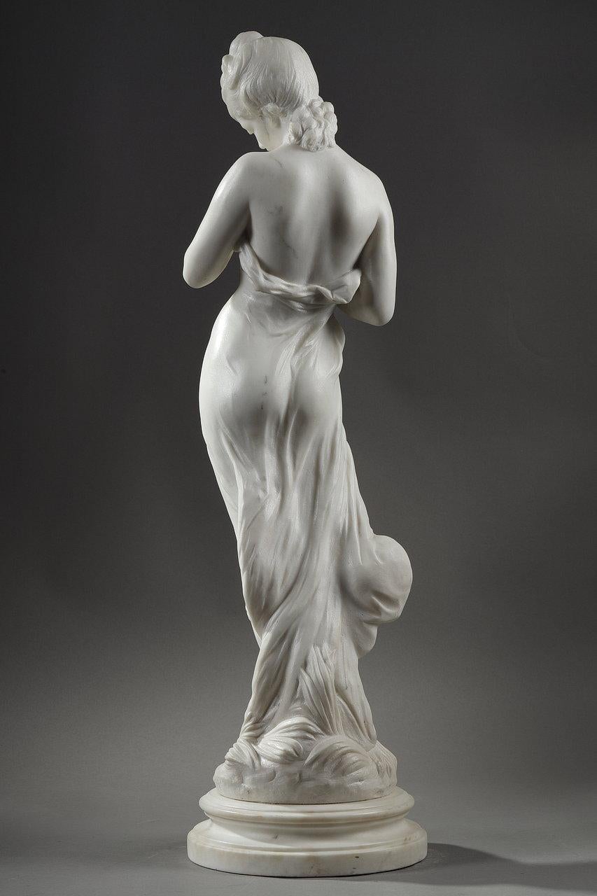 Sculpture en marbre appelée « Jeune femme avec une colombe » et signée Hippolyte Moreau Bon état à Paris, FR