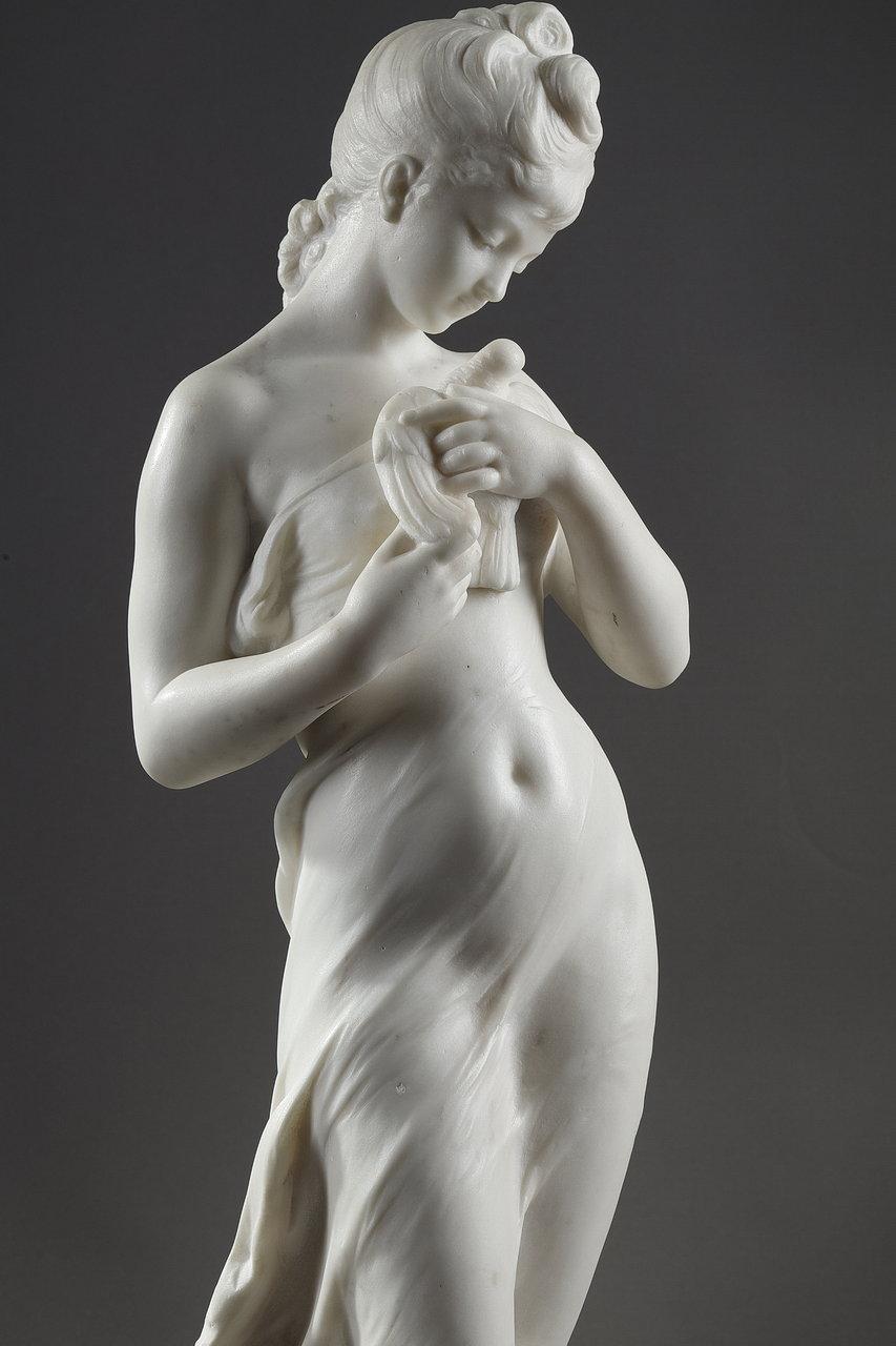 XIXe siècle Sculpture en marbre appelée « Jeune femme avec une colombe » et signée Hippolyte Moreau