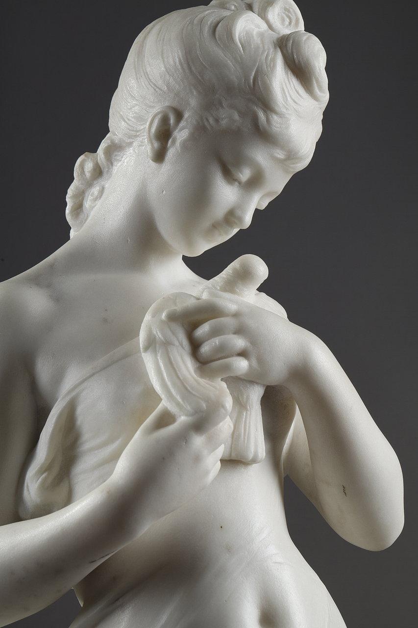 Marbre de Carrare Sculpture en marbre appelée « Jeune femme avec une colombe » et signée Hippolyte Moreau