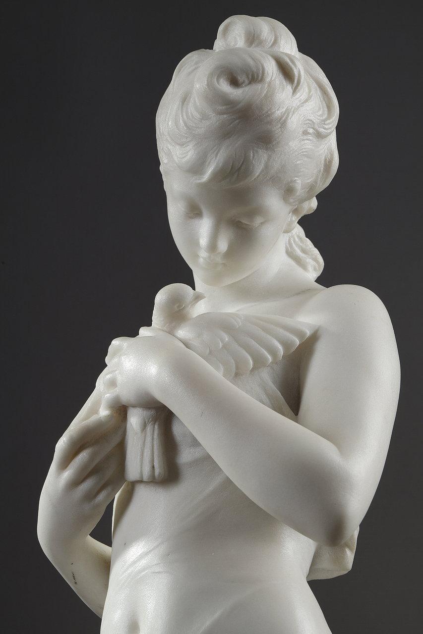 Sculpture en marbre appelée « Jeune femme avec une colombe » et signée Hippolyte Moreau 1