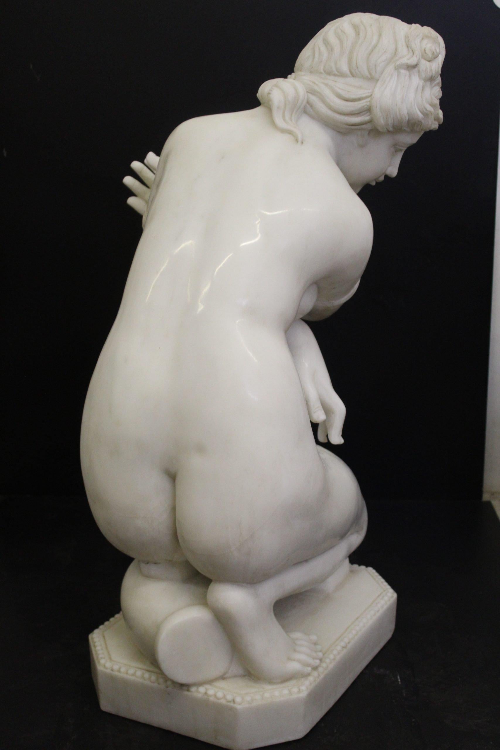 Grande sculpture de Vénus accroupie, en marbre blanc statuaire,