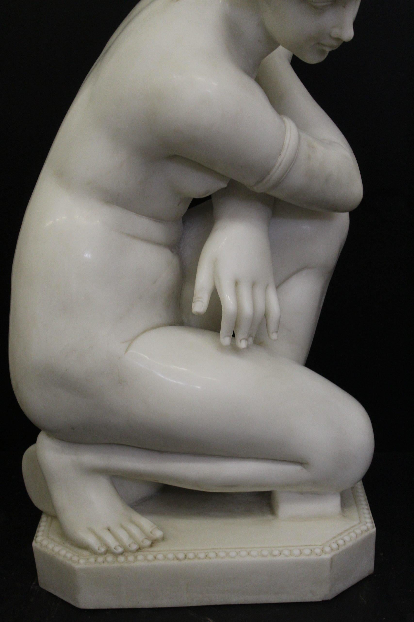 italien Sculpture en marbre. Représentation d'une Vénus accroupie en vente