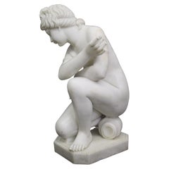 Sculpture en marbre. Représentation d'une Vénus accroupie