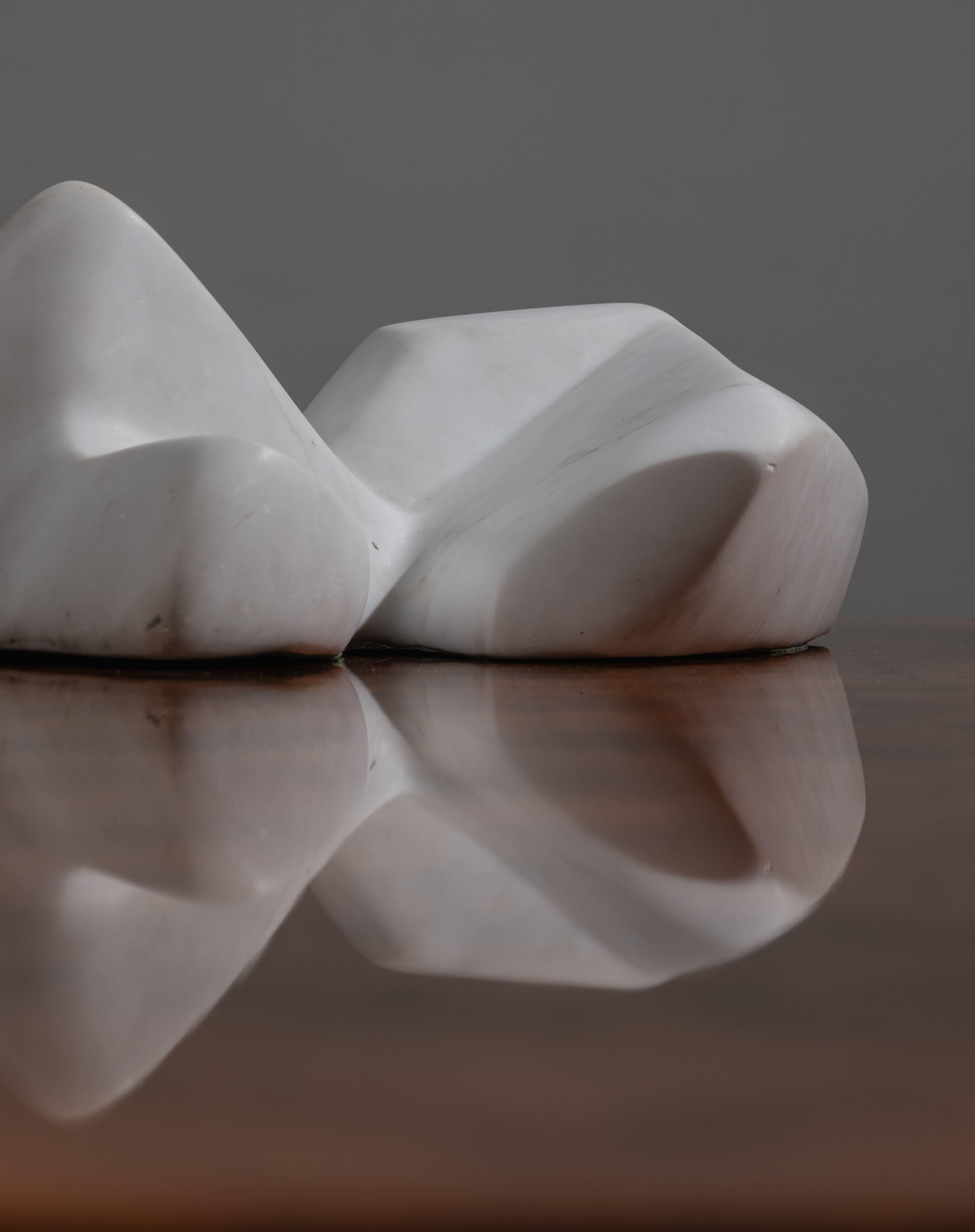 Sculpture by Fiona Goldbacher, made of white marble in the 1980s.
The piece, with its sculptural and angular lines, explores abstraction through dynamic volumes, playing with light and shadows.
Very good condition.