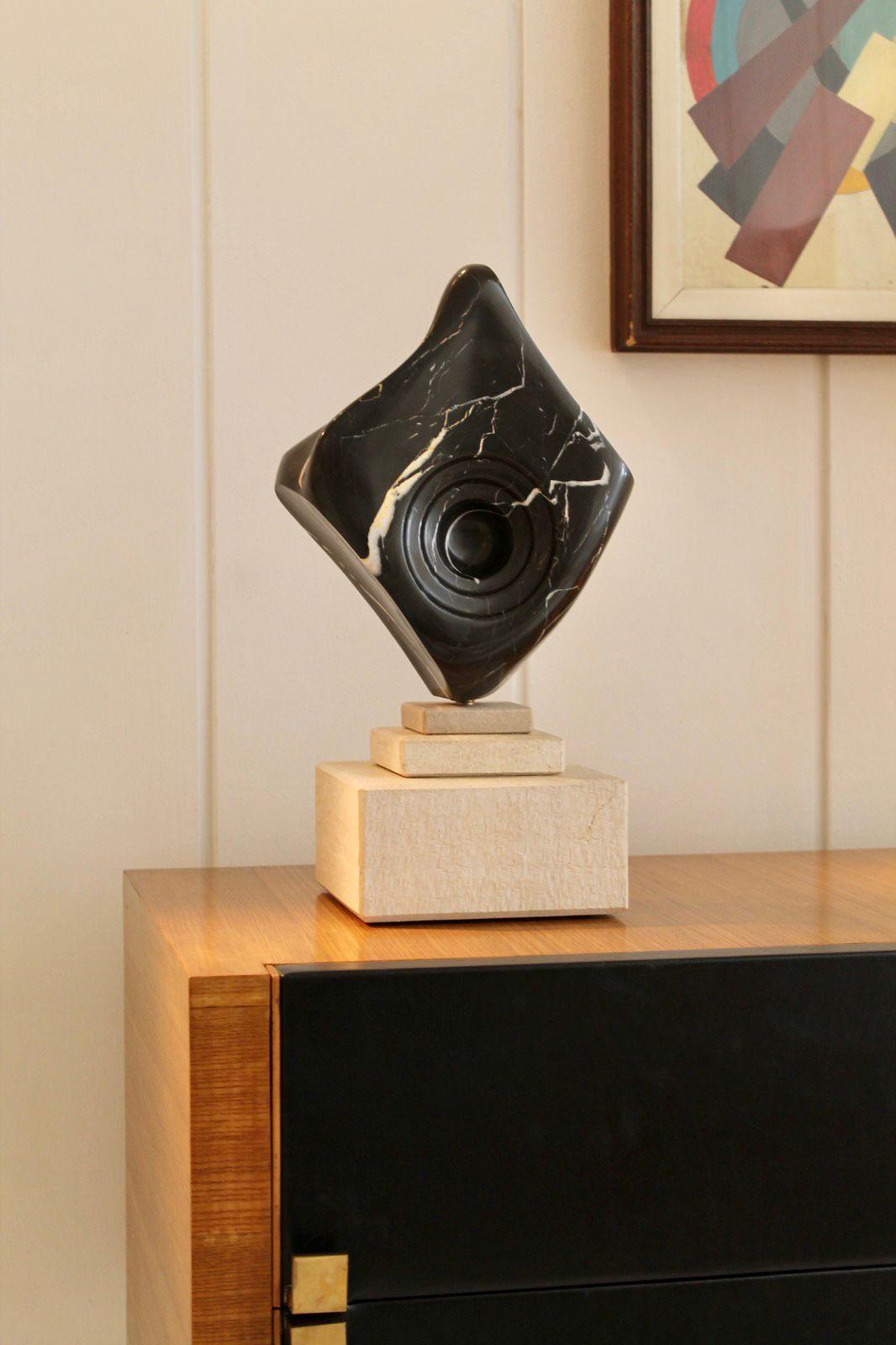 Einzigartige Skulptur aus schwarzem belgischem Marmor mit Sockel aus Travertin
Skulptur dreht sich um 360 Grad 
handgefertigtes Werk, signiert vom französischen Künstler Jean Frederique Bourdier
Perfekter Zustand.