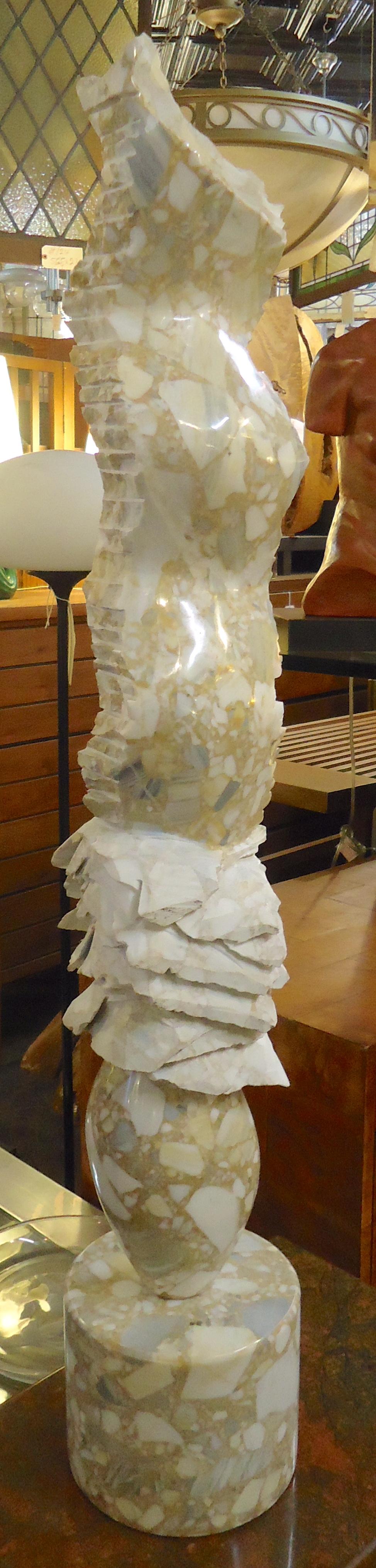 Bellissima scultura in marmo con caratteristiche sia lucide che cesellate. Il piano lungo e ondulato poggia su una base rotonda.
(Si prega di confermare la posizione dell'articolo - NY o NJ - con il rivenditore).
     