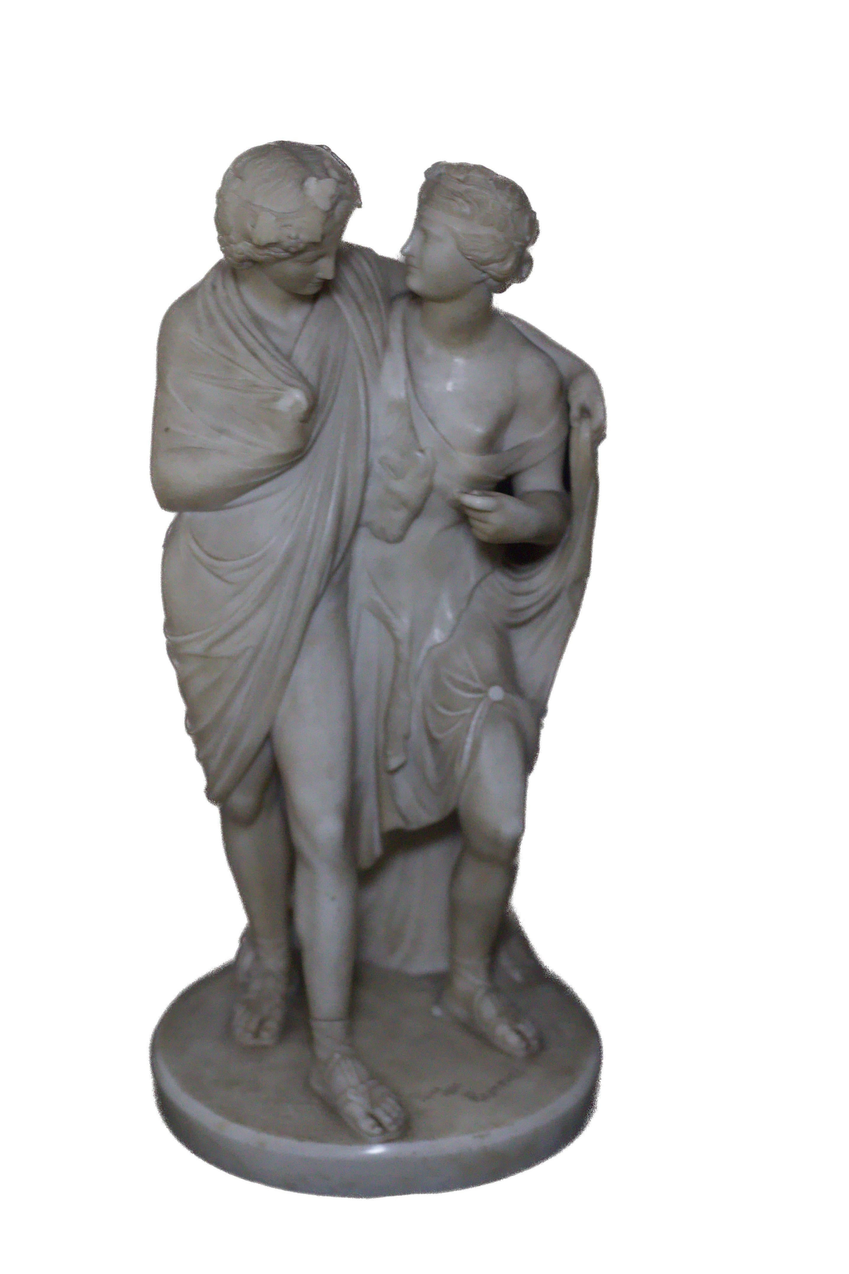 Questa elegante scultura in marmo di Rayneval ritrae un tenero momento di coppia, sapientemente scolpito con una raffinata attenzione ai dettagli. L'artista ha catturato la grazia e l'emozione delle figure, mostrando la sua maestria nei contorni