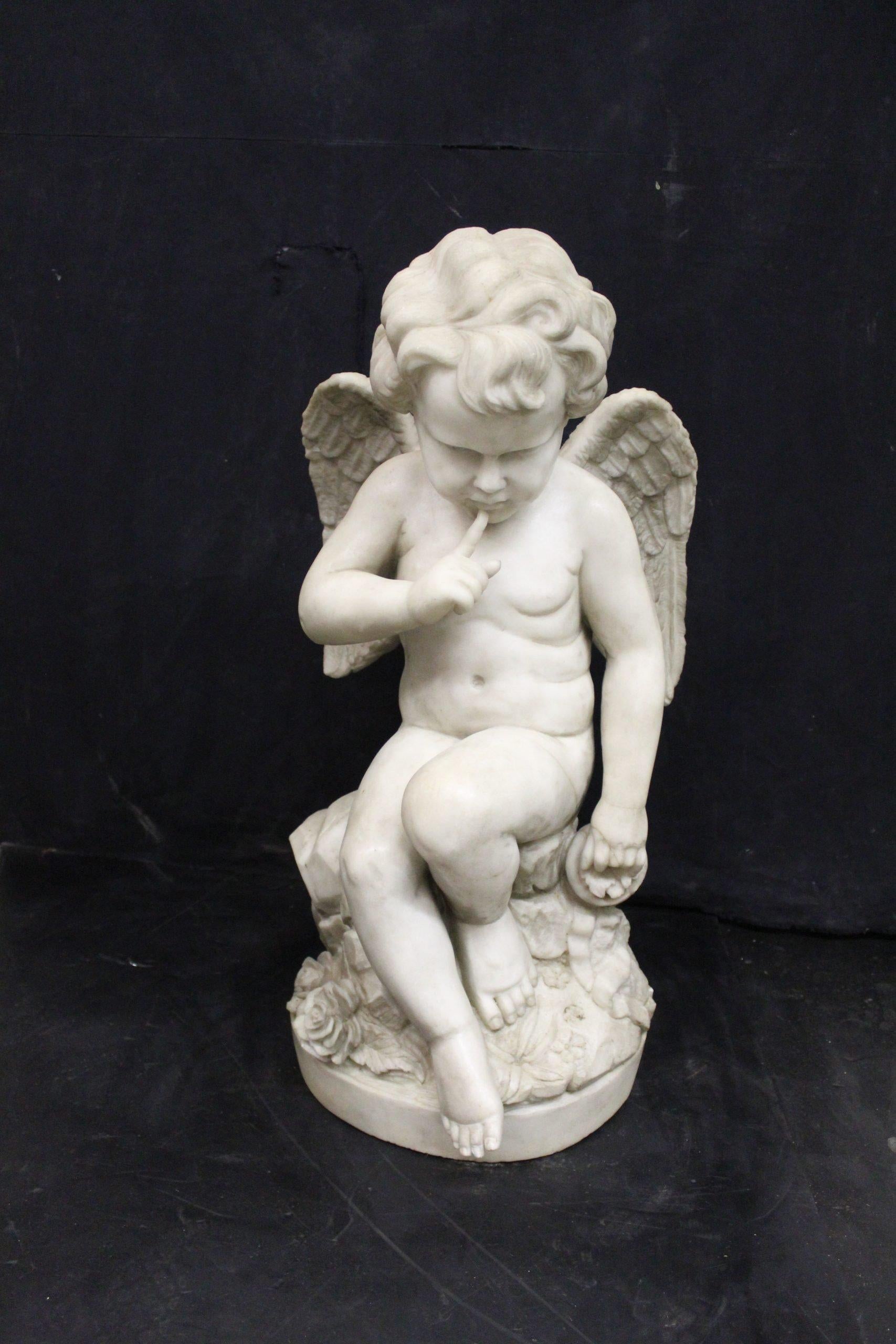 XX secolo Scultura in marmo di un angelo in vendita