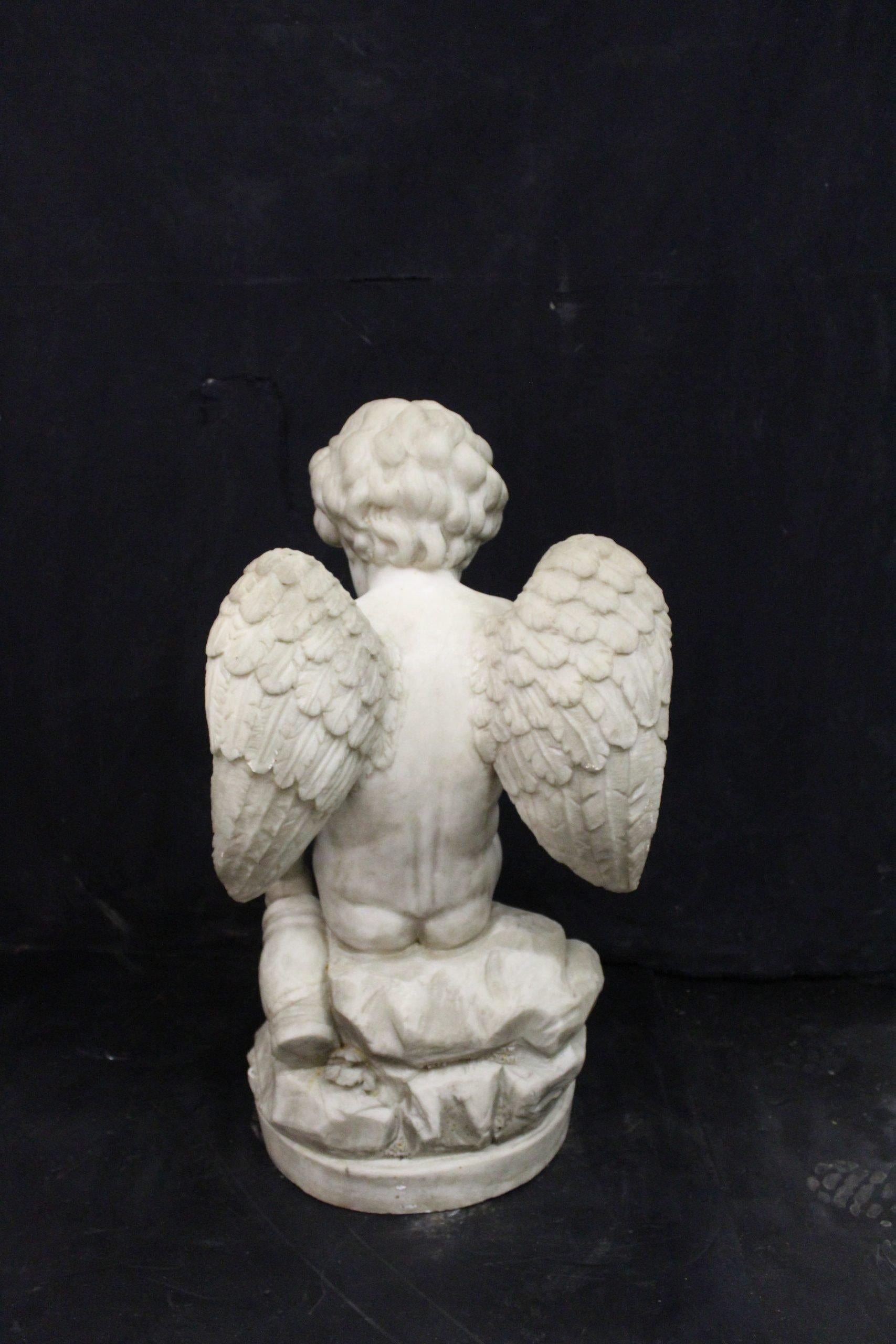 Scultura in marmo di un angelo in vendita 1