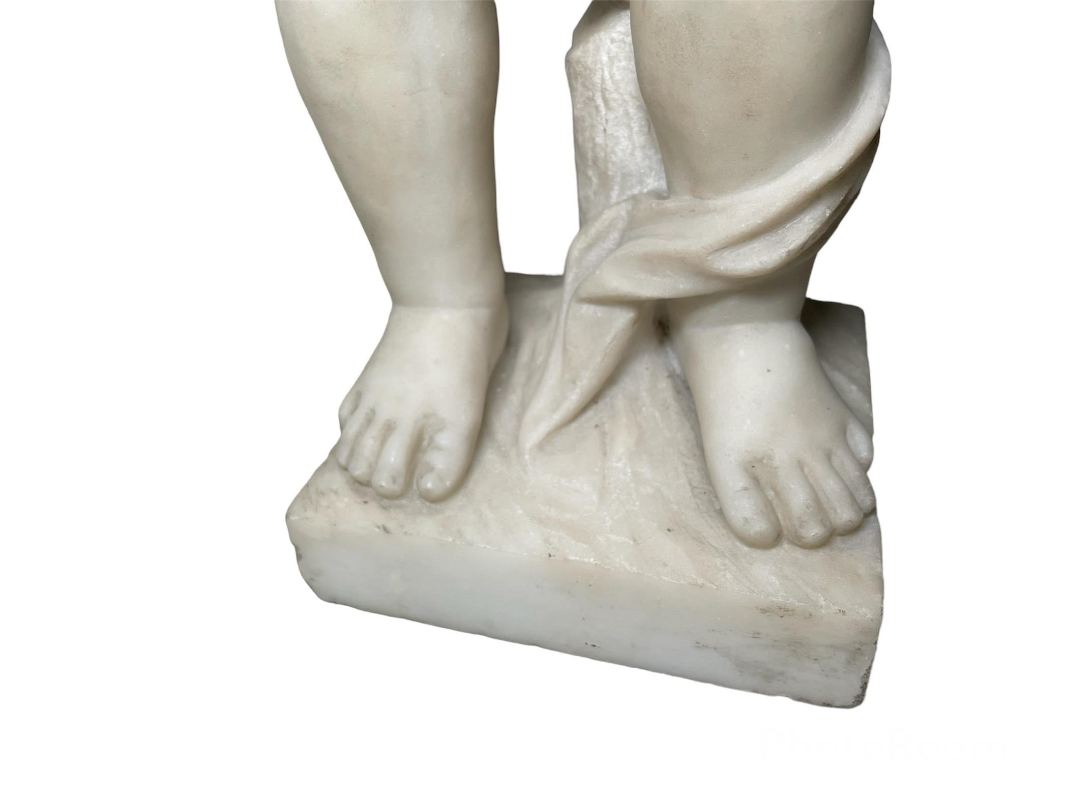 Sculpture en marbre d'un chérubin tenant un coq  en vente 2