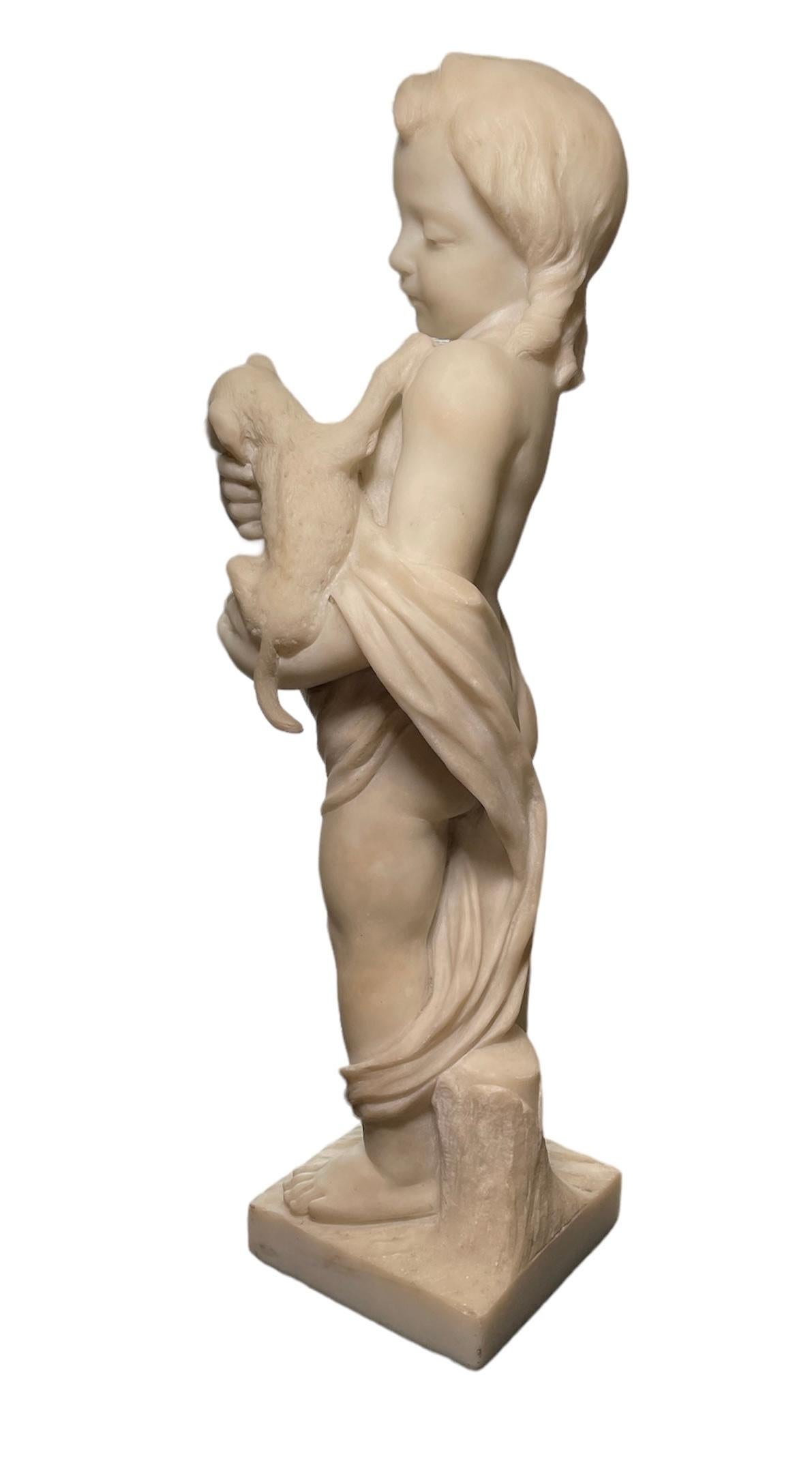 Beaux-Arts Sculpture en marbre d'un chérubin tenant un coq  en vente