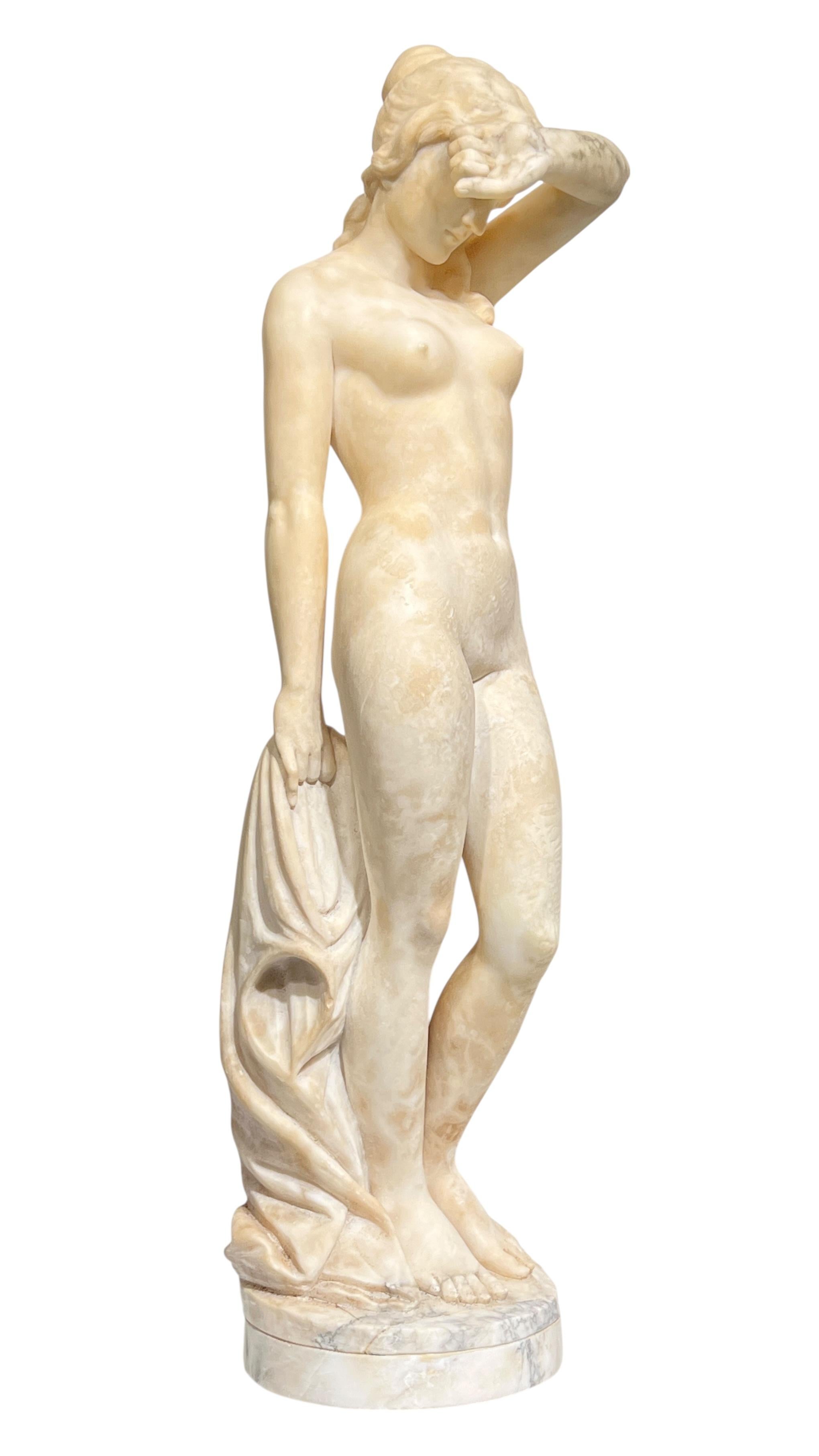 Schön  Alabasterskulptur der griechischen Kurtisane Phryne, die während ihres Prozesses wegen Unzucht vor den Richtern steht.  30 Zoll hoch und 7 Zoll breit. Offensichtlich unsigniert.  Der Legende nach wurde sie von dem Redner Hypereides vertreten