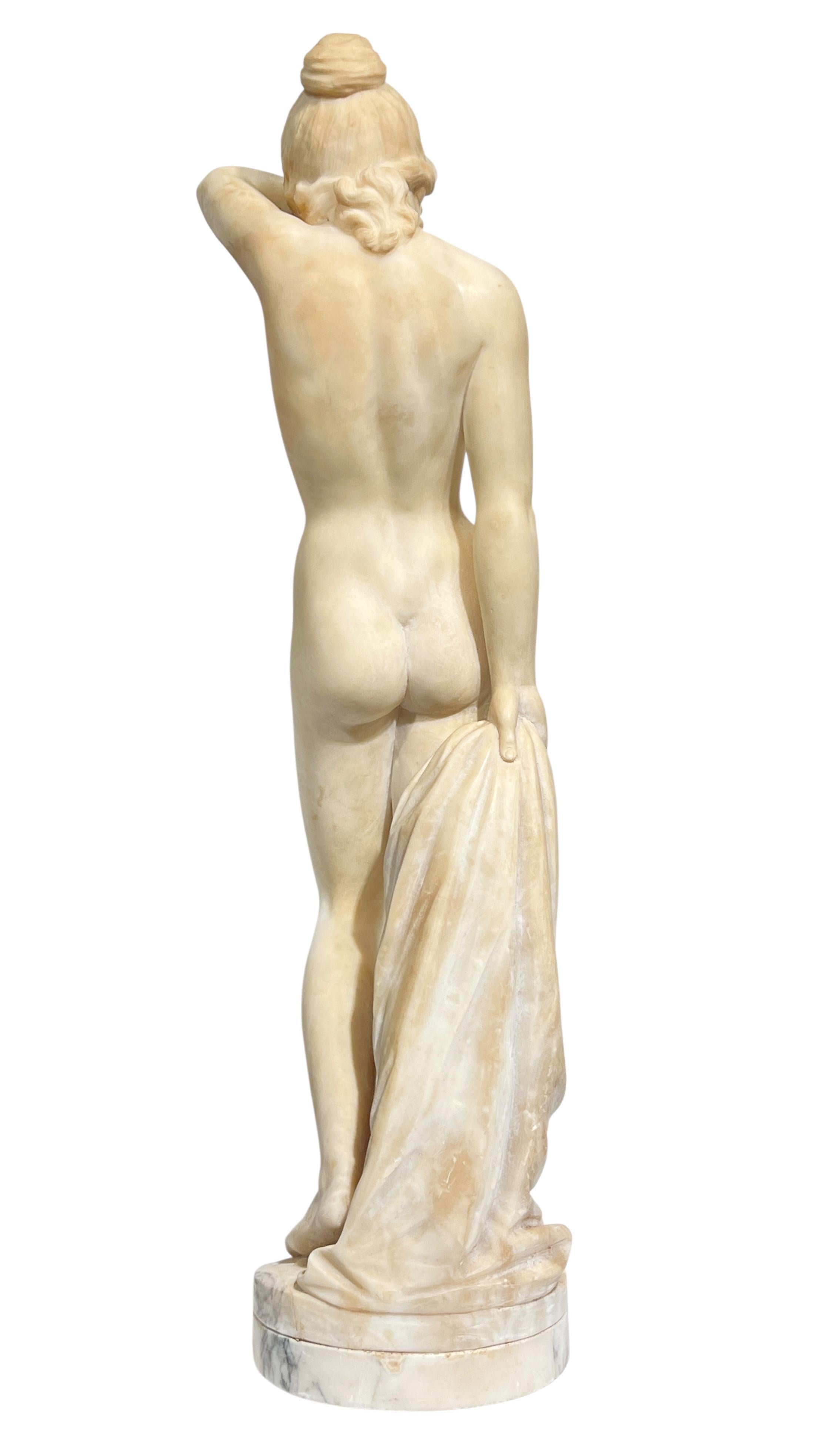 Marmorskulptur der griechischen Kurtisane Phryne -- 30 Zoll Höhe (Neoklassisch) im Angebot