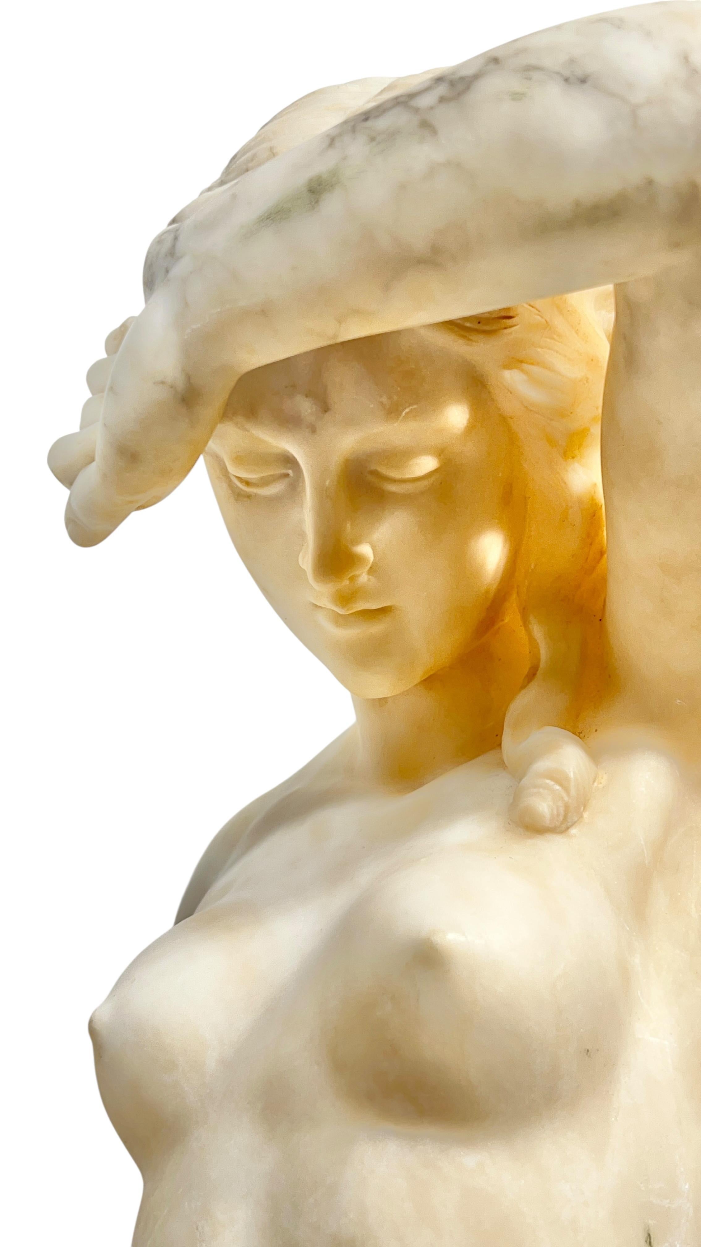 Marmorskulptur der griechischen Kurtisane Phryne -- 30 Zoll Höhe (Alabaster) im Angebot
