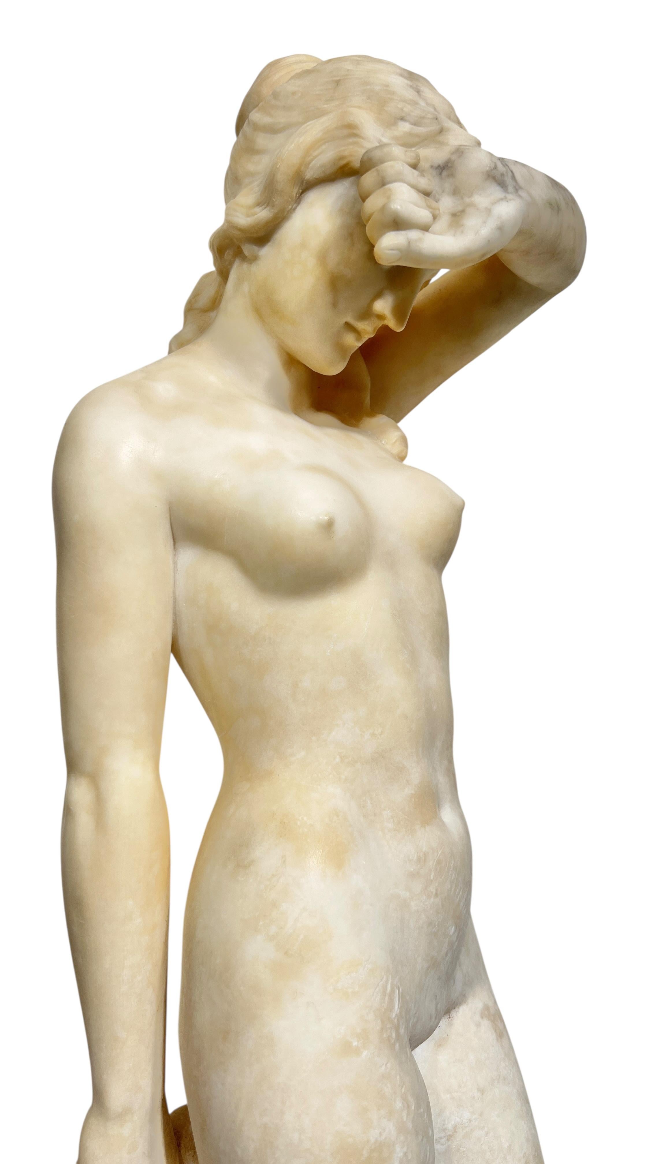 Marmorskulptur der griechischen Kurtisane Phryne -- 30 Zoll Höhe im Angebot 1