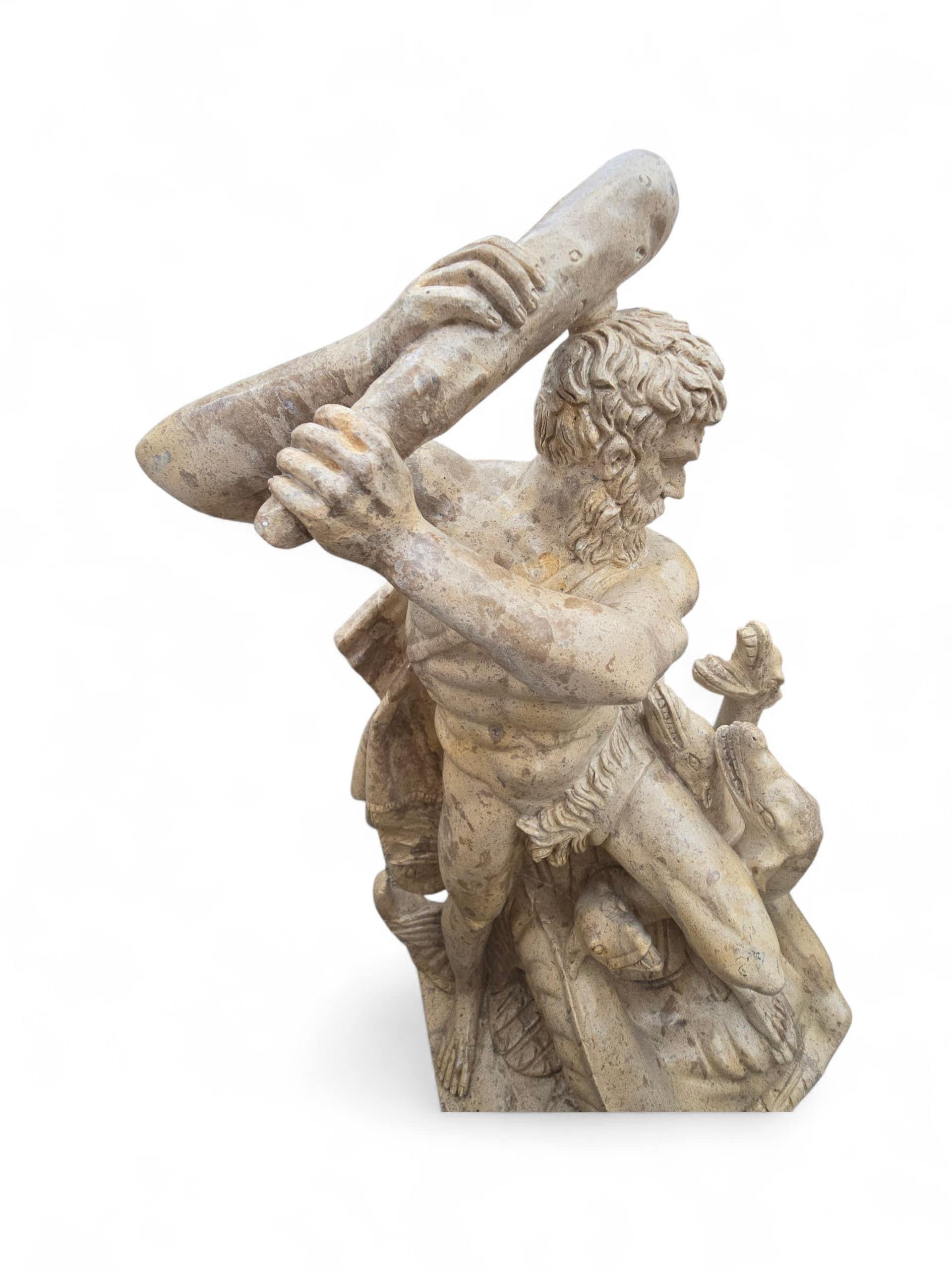 Sculpture en marbre d'Hercule combattant les serpents, Italie, début du XXe siècle en vente 5