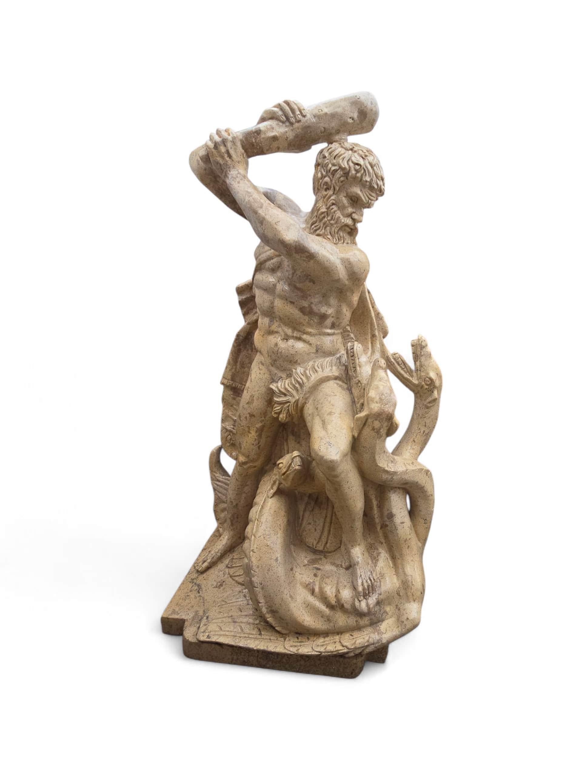 Sculpture en marbre élégante et finement sculptée représentant Hercule enfant combattant les serpents, une scène classique de la mythologie grecque. Fabriquée en Italie dans la première moitié du XXe siècle, cette pièce illustre la force et la