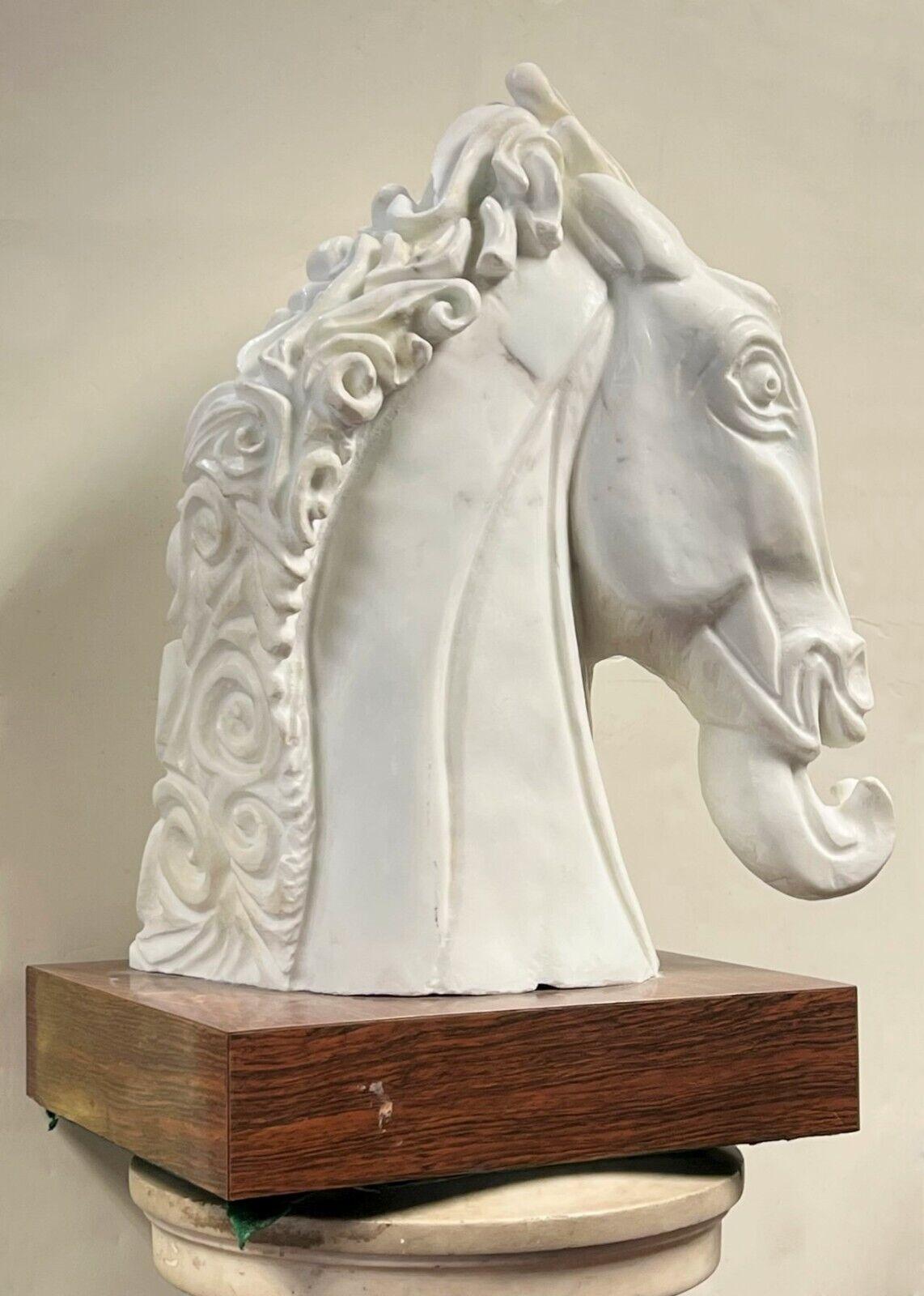 Marmorskulptur eines Pferdes von Amadeo Gennarelli (1881-1943) (Art déco) im Angebot