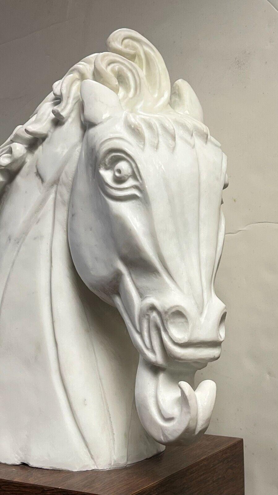 Marmorskulptur eines Pferdes von Amadeo Gennarelli (1881-1943) (Italienisch) im Angebot