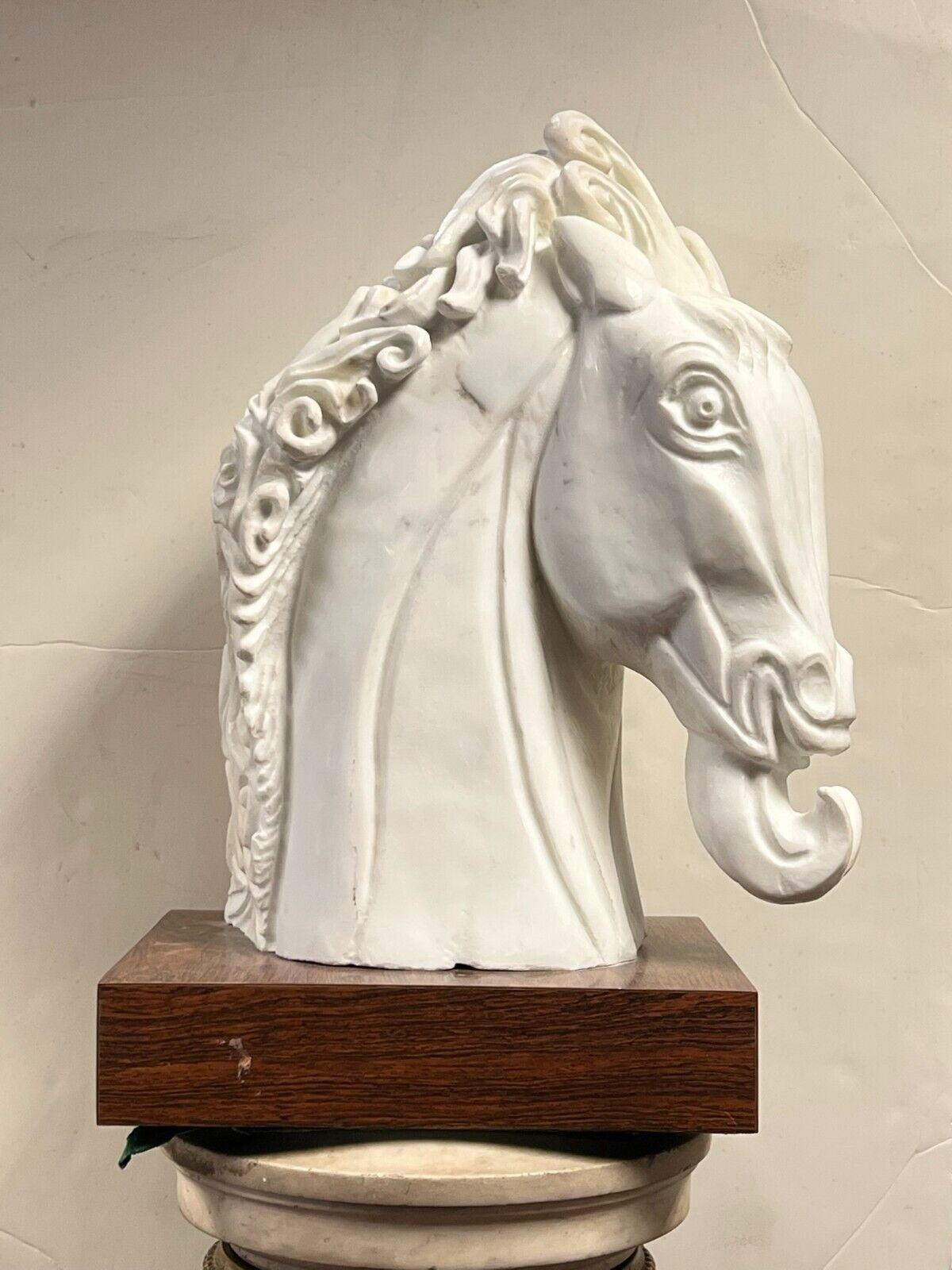 Marmorskulptur eines Pferdes von Amadeo Gennarelli (1881-1943) (Handgeschnitzt) im Angebot