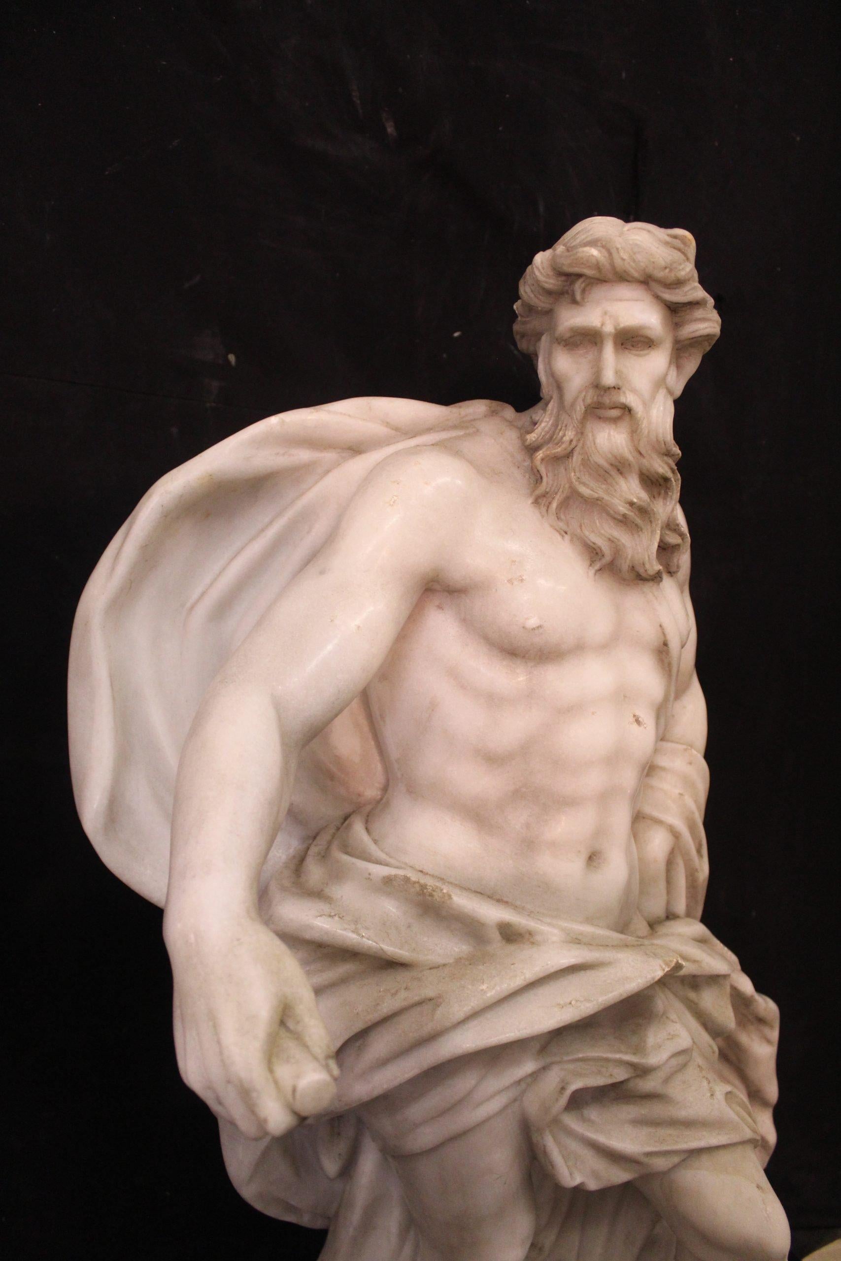 Skulptur des Ozeanus aus Carrara-Marmor, 20. Jh. Die Skulptur ist eine Kopie der von Nicola Salvi 1732 und Giuseppe Pannini 1762 für den Trevi-Brunnen geschaffenen Skulptur. ZUSÄTZLICHE FOTOS, INFORMATIONEN ÜBER DAS LOS UND VERSANDINFORMATIONEN