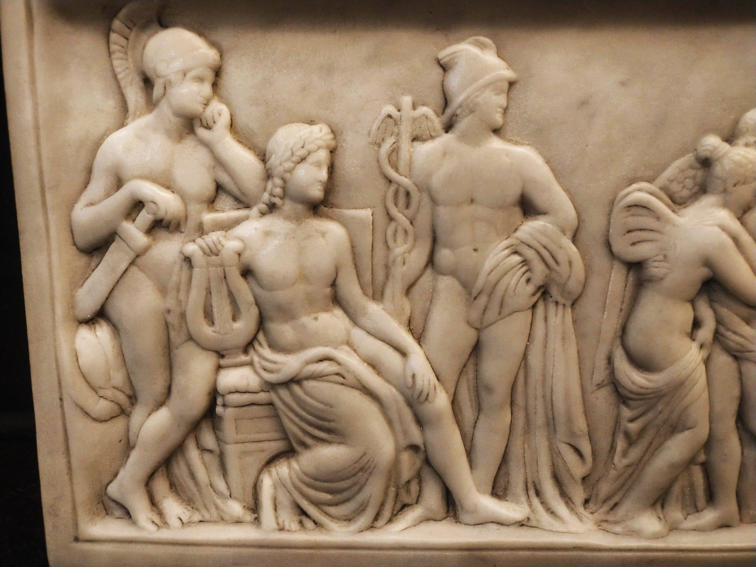 20ième siècle Sculpture en marbre, Relief d'une scène mythologique en marbre de Carrare en vente