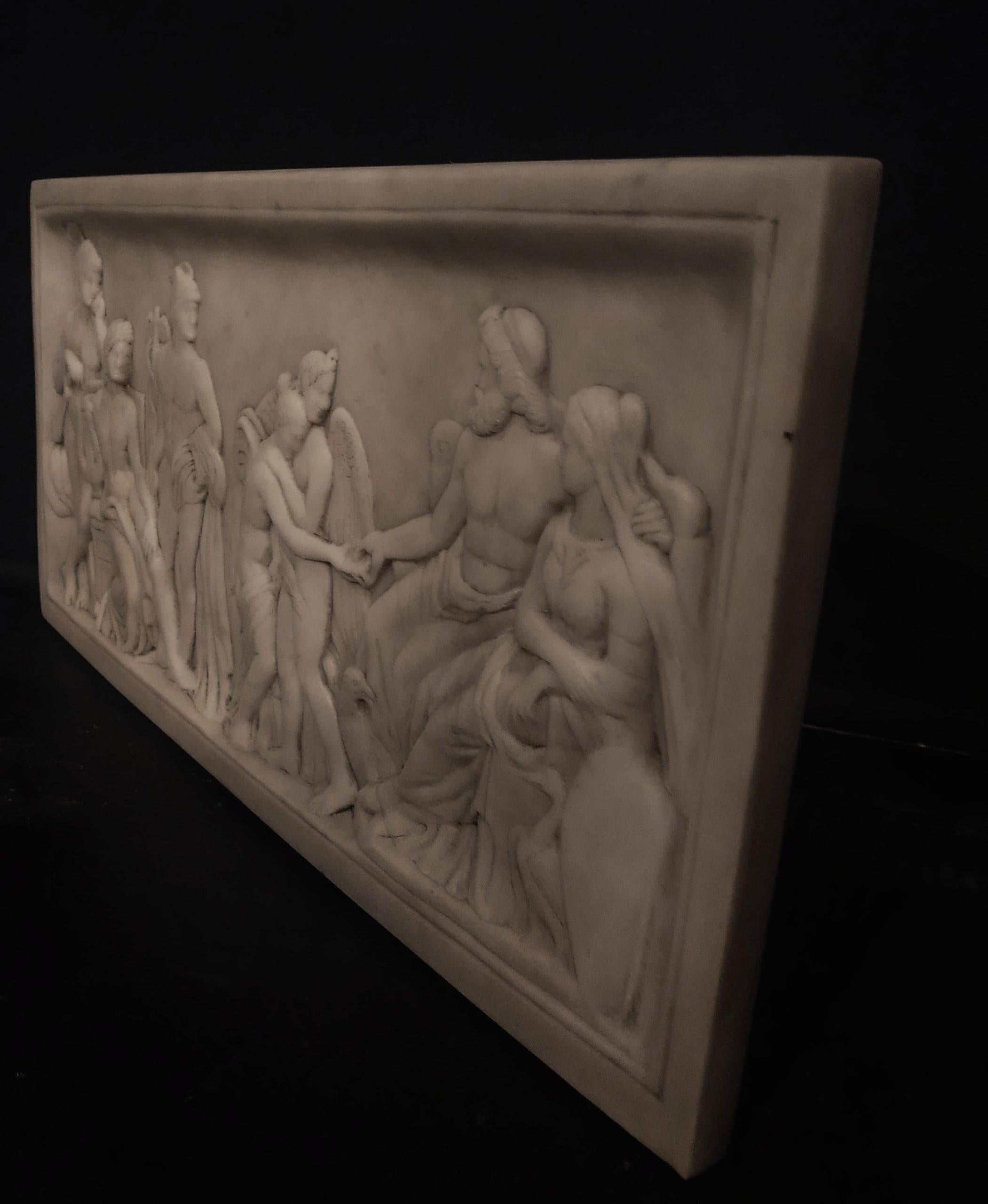 Marbre Sculpture en marbre, Relief d'une scène mythologique en marbre de Carrare en vente